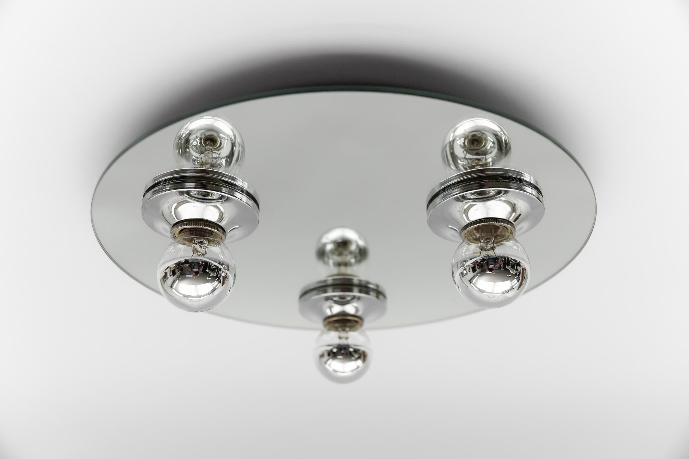 Round Mirrored Ceiling Lamp, 1970s Italy

 The lamp needs 3x E14 / E15 Edison screw fit bulb is wired, in working condition and runs both on 110 / 230 volt. Dimmable.

Our lamps are checked, cleaned and are suitable for use in the USA.