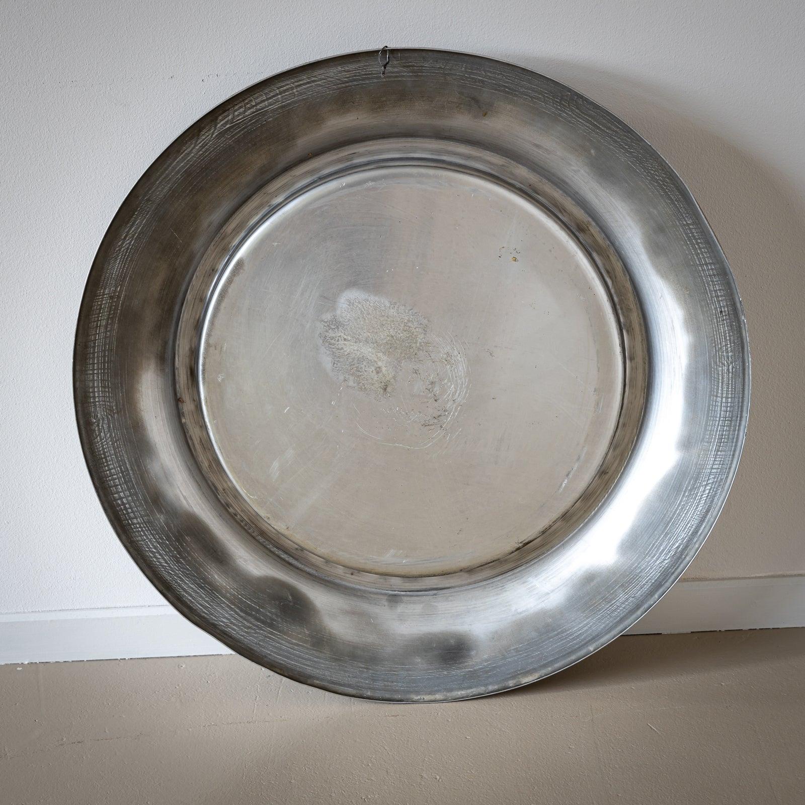 Pair of round mirrors in a deep aluminum frame with grooved decoration. 
Atelier des Orfèvres Rasa Padova label on the back.