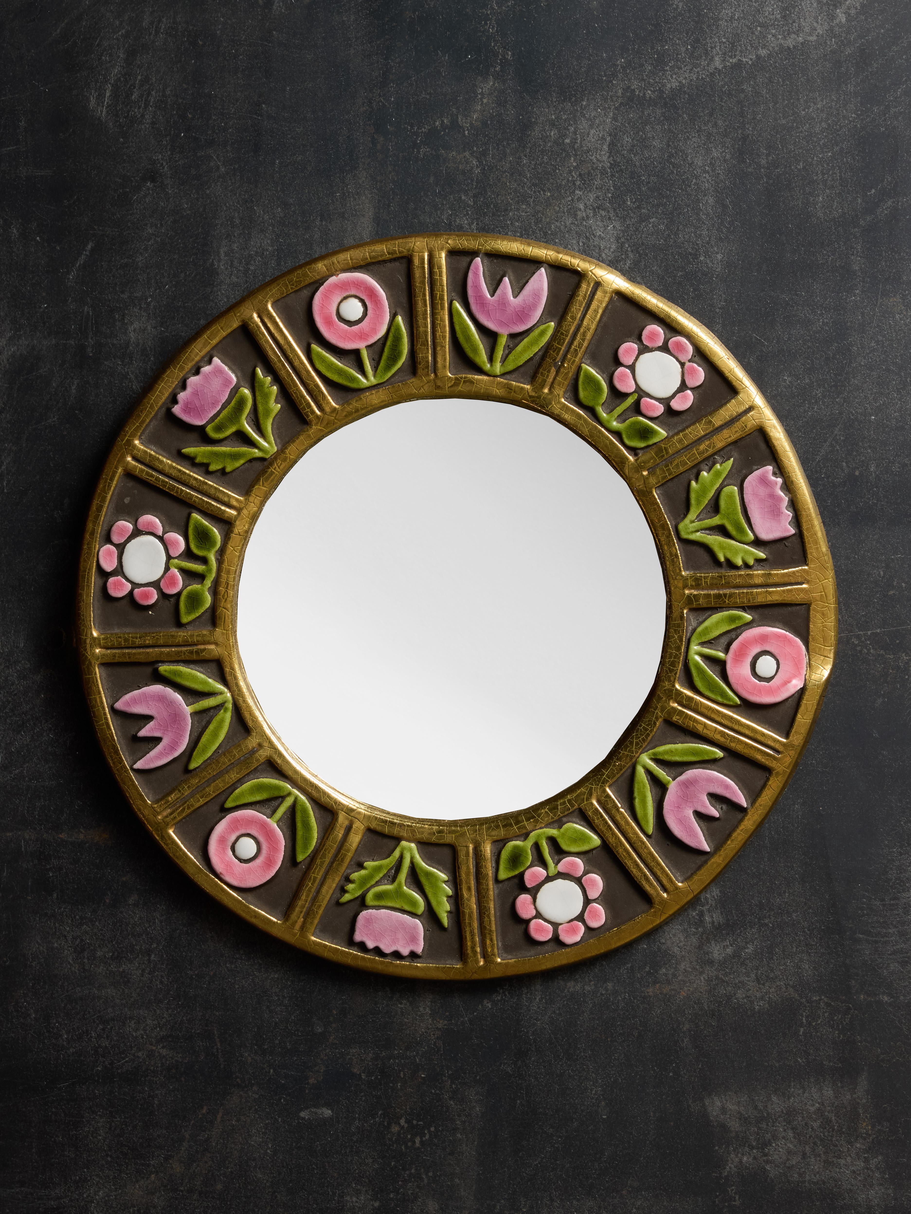 Miroir rond en céramique de Mithé Espelt avec des motifs floraux en relief dans une glaçure rose, verte et blanche.

Marie Thérèse Espelt, alias Mithé Espelt (1923-2020)

Née à Townes, près de Montpellier, Mithé Espelt a commencé sa carrière en 1943