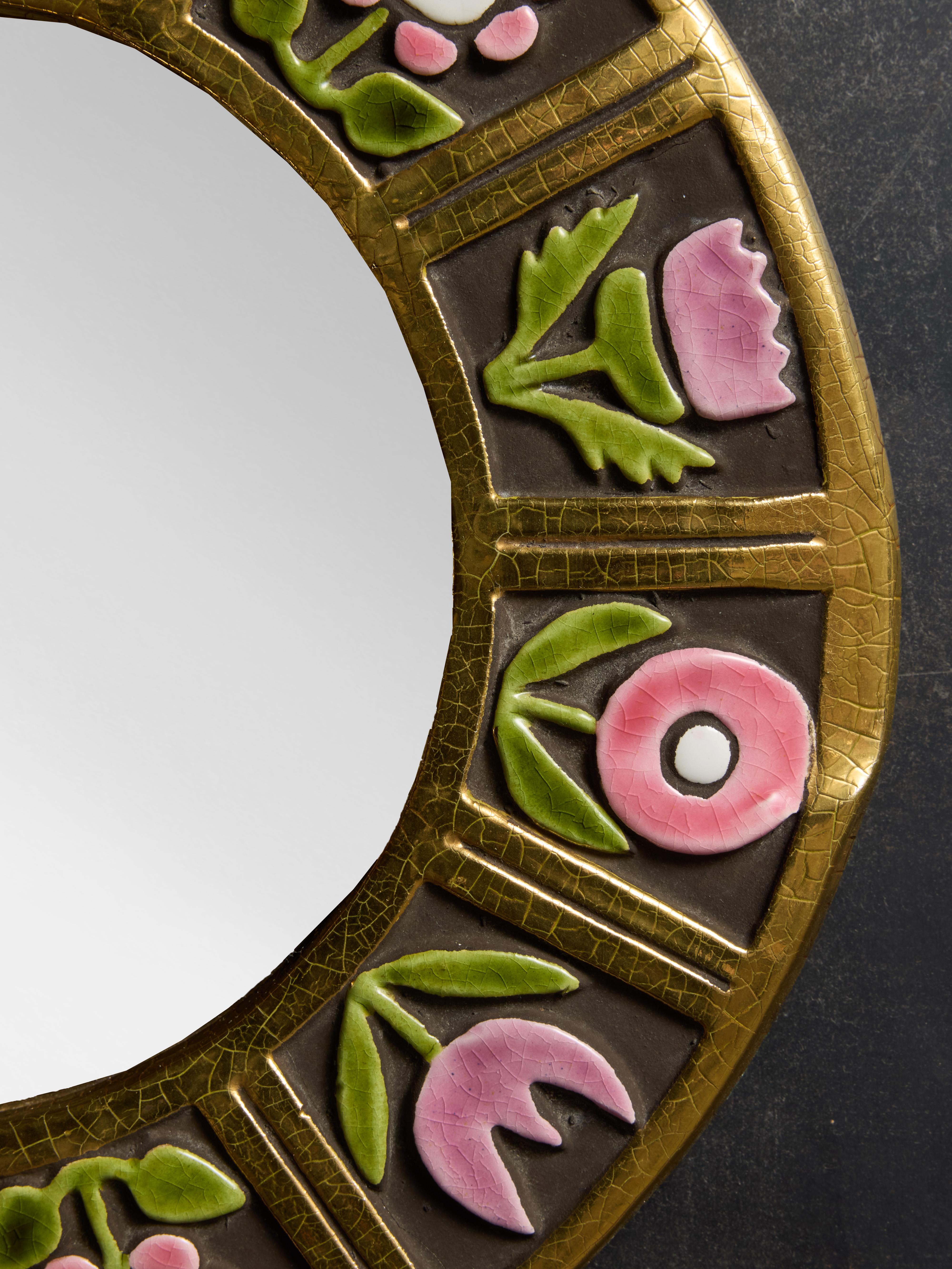 Français Miroir rond en céramique Mithe Espelt avec décors de fleurs en vente