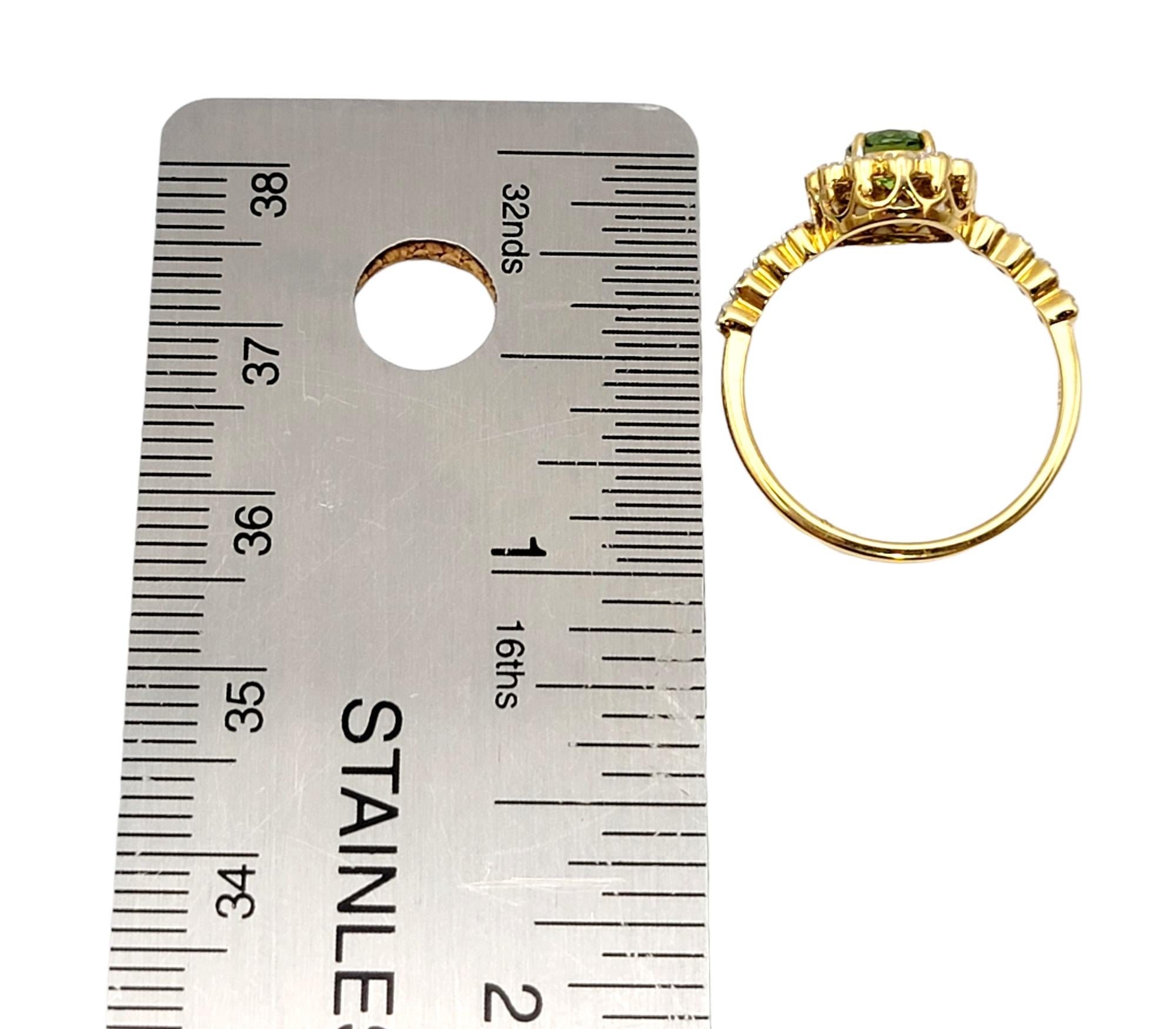 Bague en or jaune 18 carats avec grenat russe vert de taille mixte et halo de diamants en vente 9