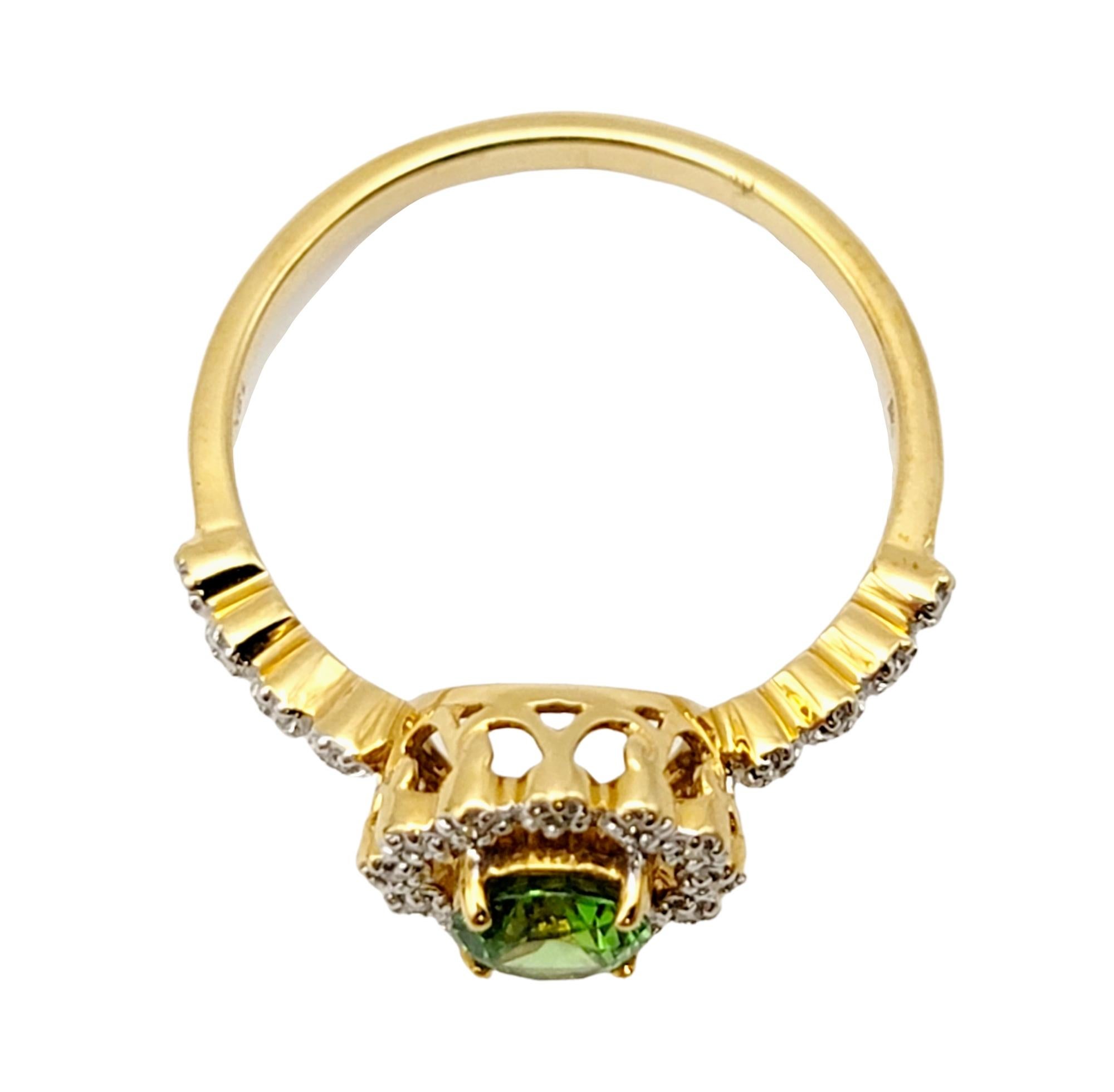 Bague en or jaune 18 carats avec grenat russe vert de taille mixte et halo de diamants Pour femmes en vente
