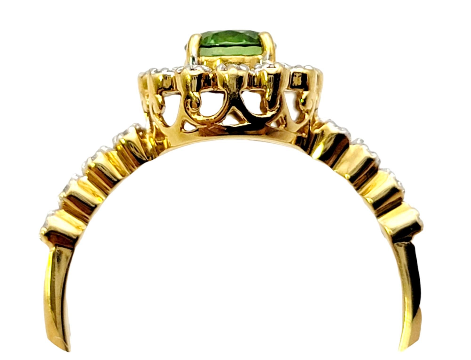 Bague en or jaune 18 carats avec grenat russe vert de taille mixte et halo de diamants en vente 1