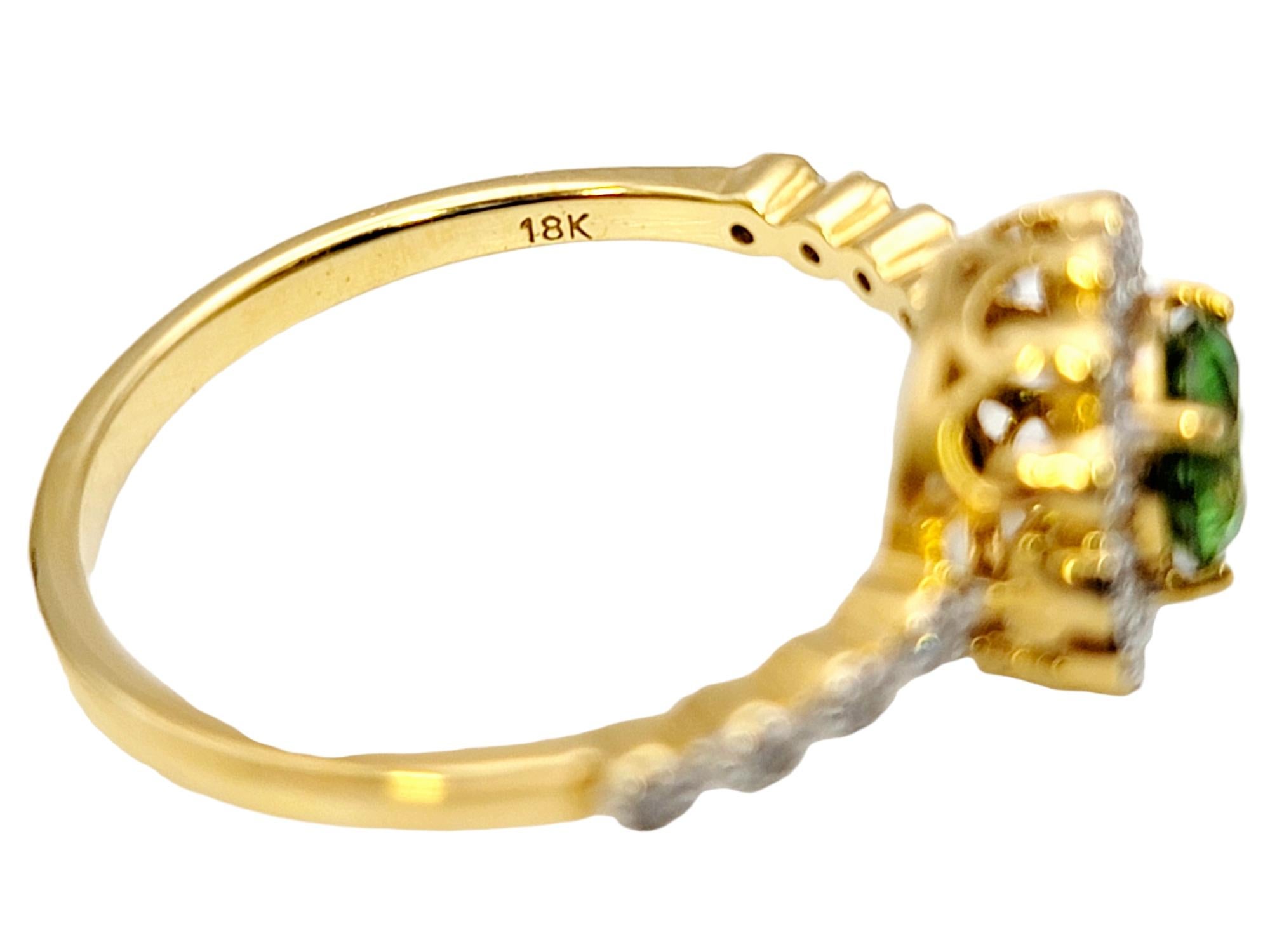 Bague en or jaune 18 carats avec grenat russe vert de taille mixte et halo de diamants en vente 2