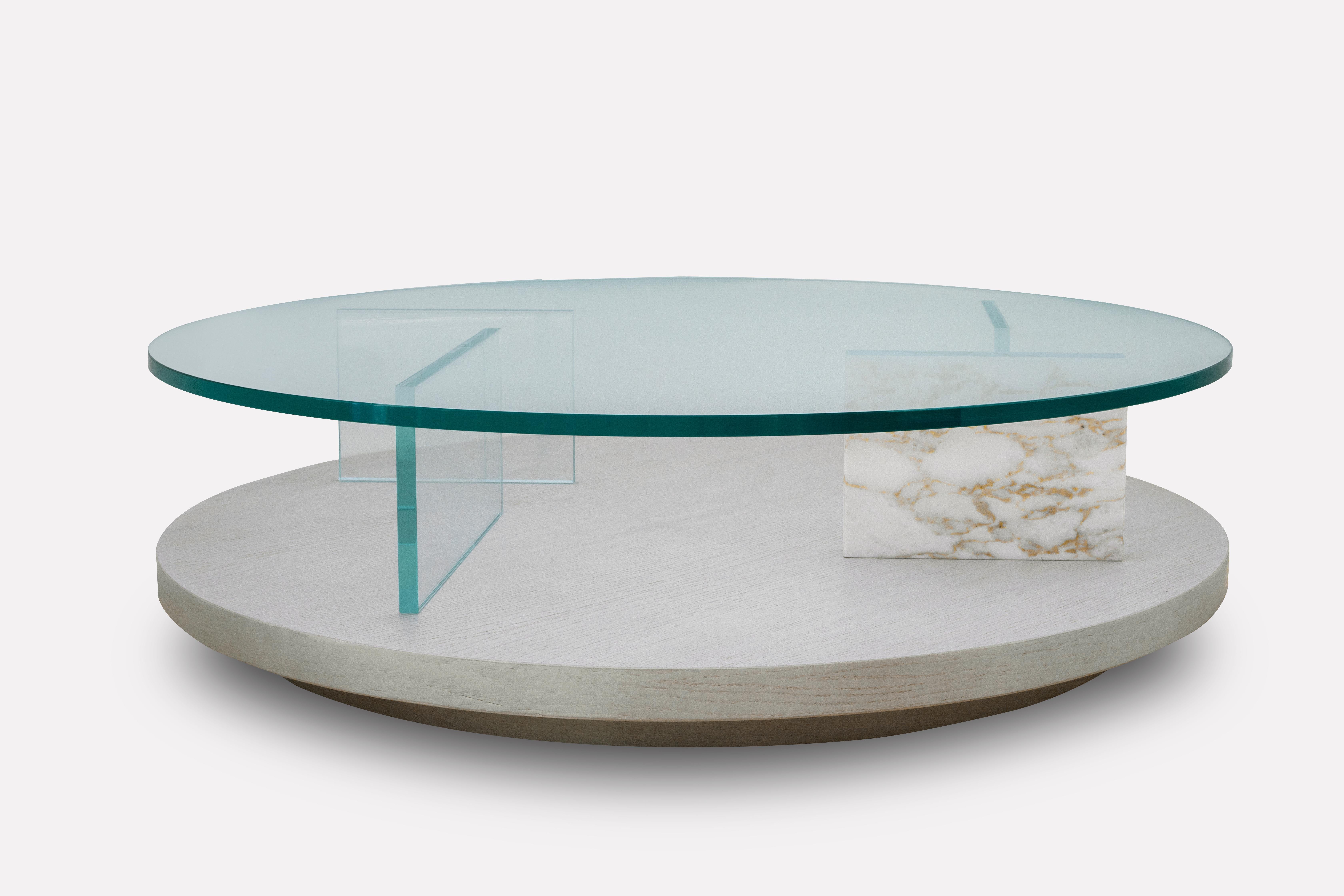 Le design clair et puriste de la table basse PURO suit une approche moderne qui met en valeur la combinaison du bois et du verre avec un séparateur protagoniste en marbre italien.

Tel que montré Bois : Chêne blanc laiteux Verre : Clair Marbre :