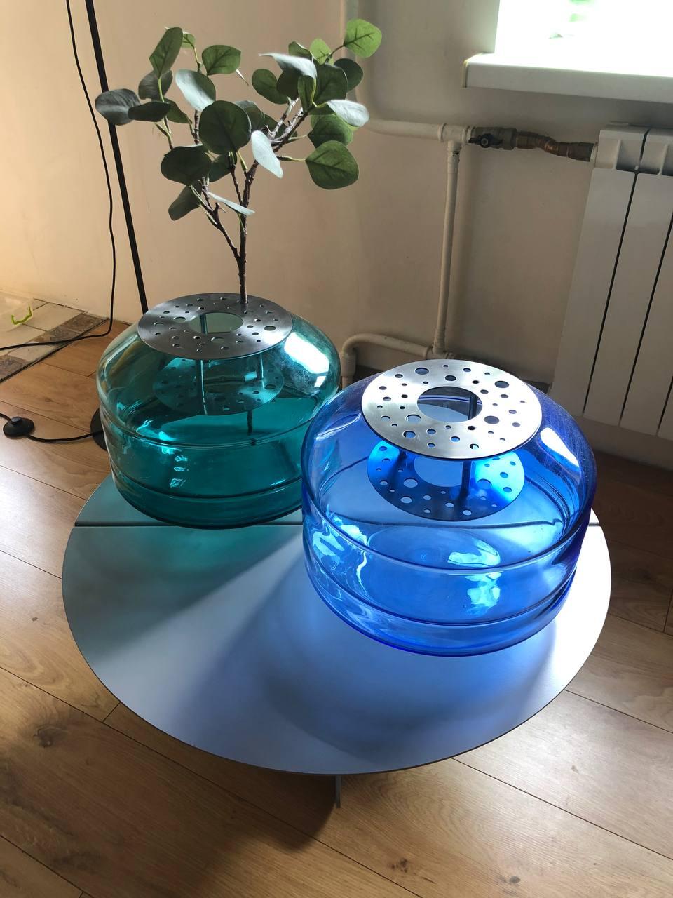 Runder moderner Metalltisch und Kugel Minimalistische minimalistische Transparente Vase aus geblasenem Glas im Angebot 3