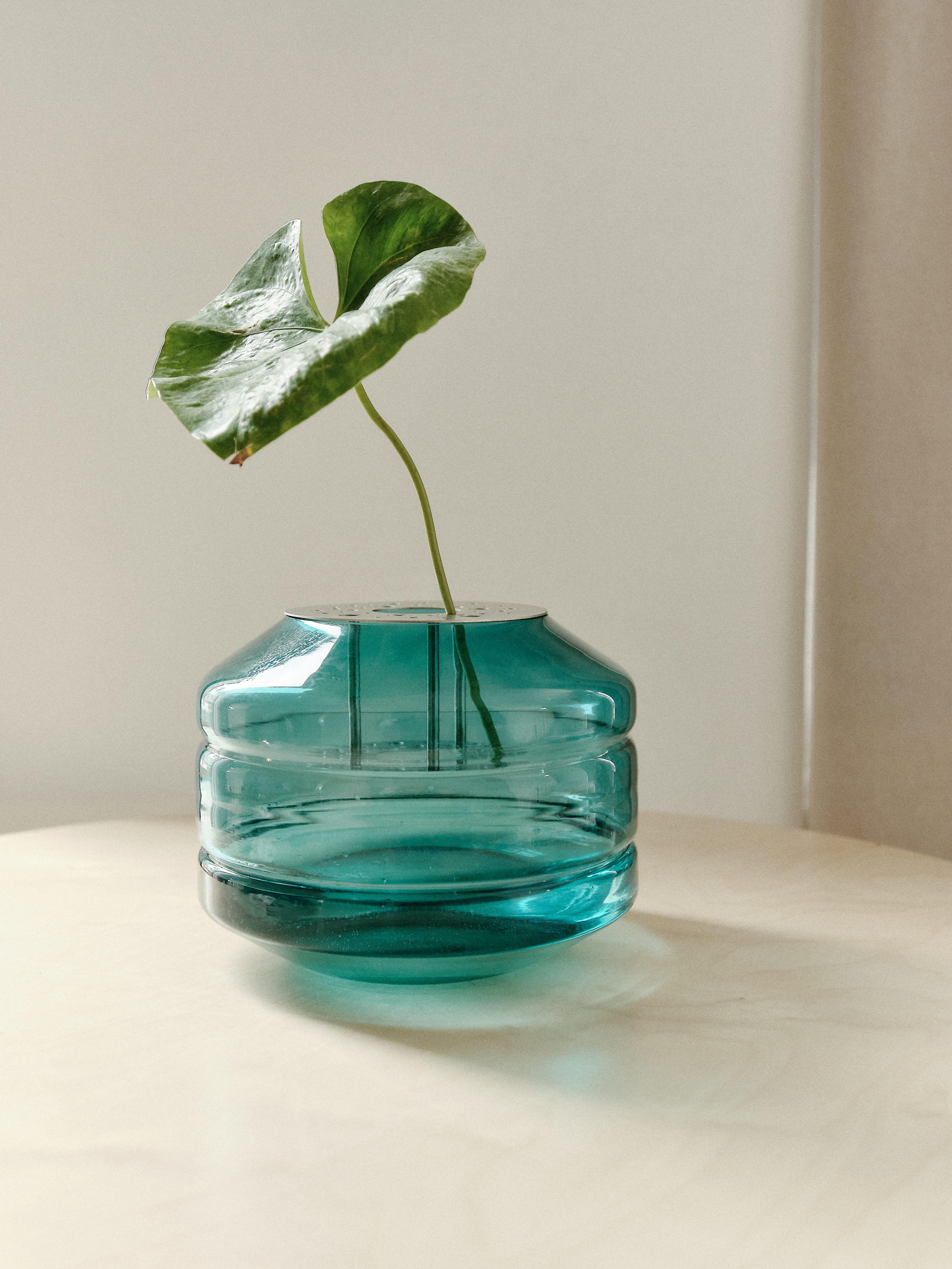 Runder moderner Metalltisch und Kugel Minimalistische minimalistische Transparente Vase aus geblasenem Glas (Ukrainisch) im Angebot