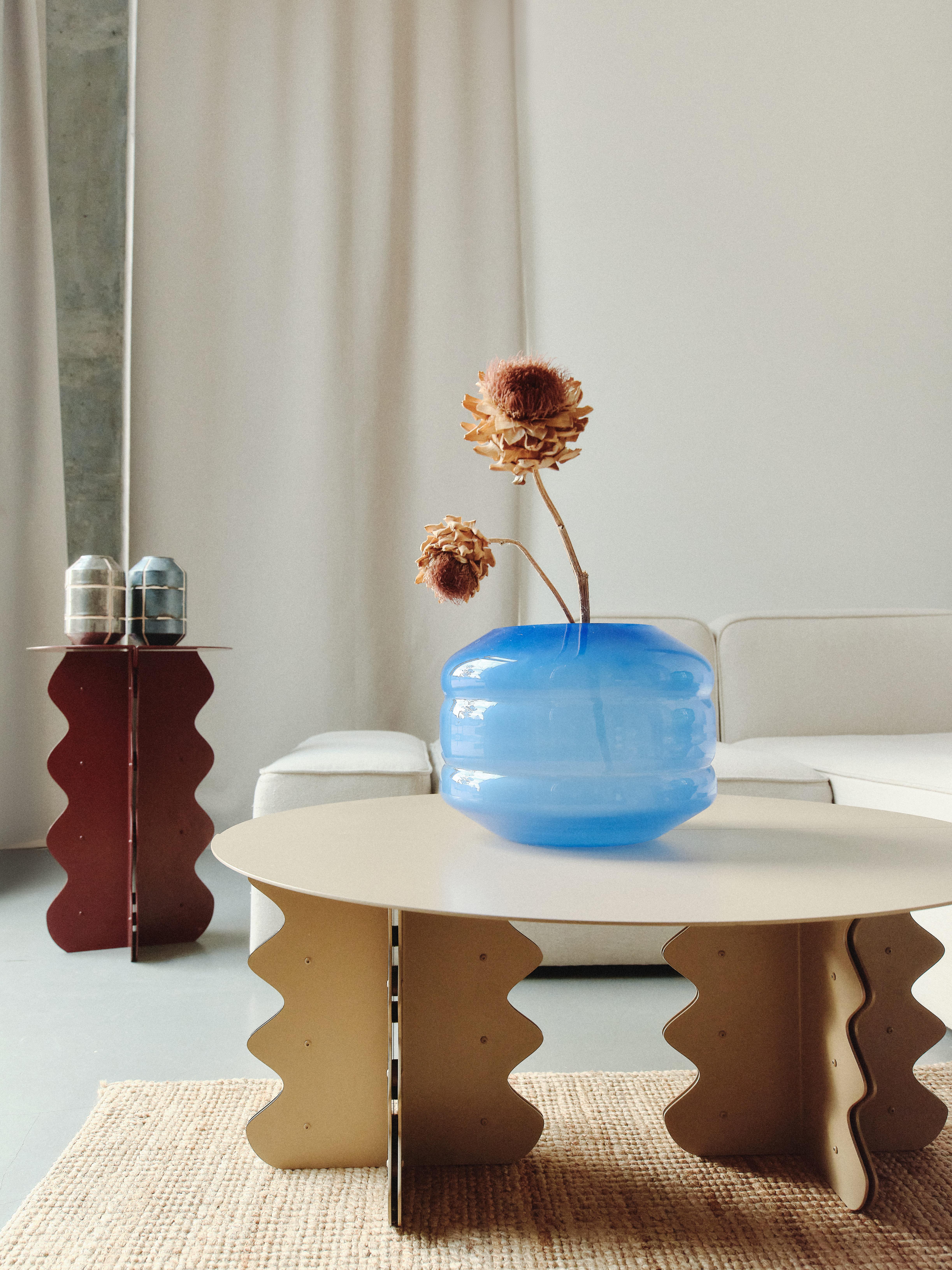 Runder moderner Metalltisch und Kugel Minimalistische minimalistische Transparente Vase aus geblasenem Glas (Metallarbeit) im Angebot