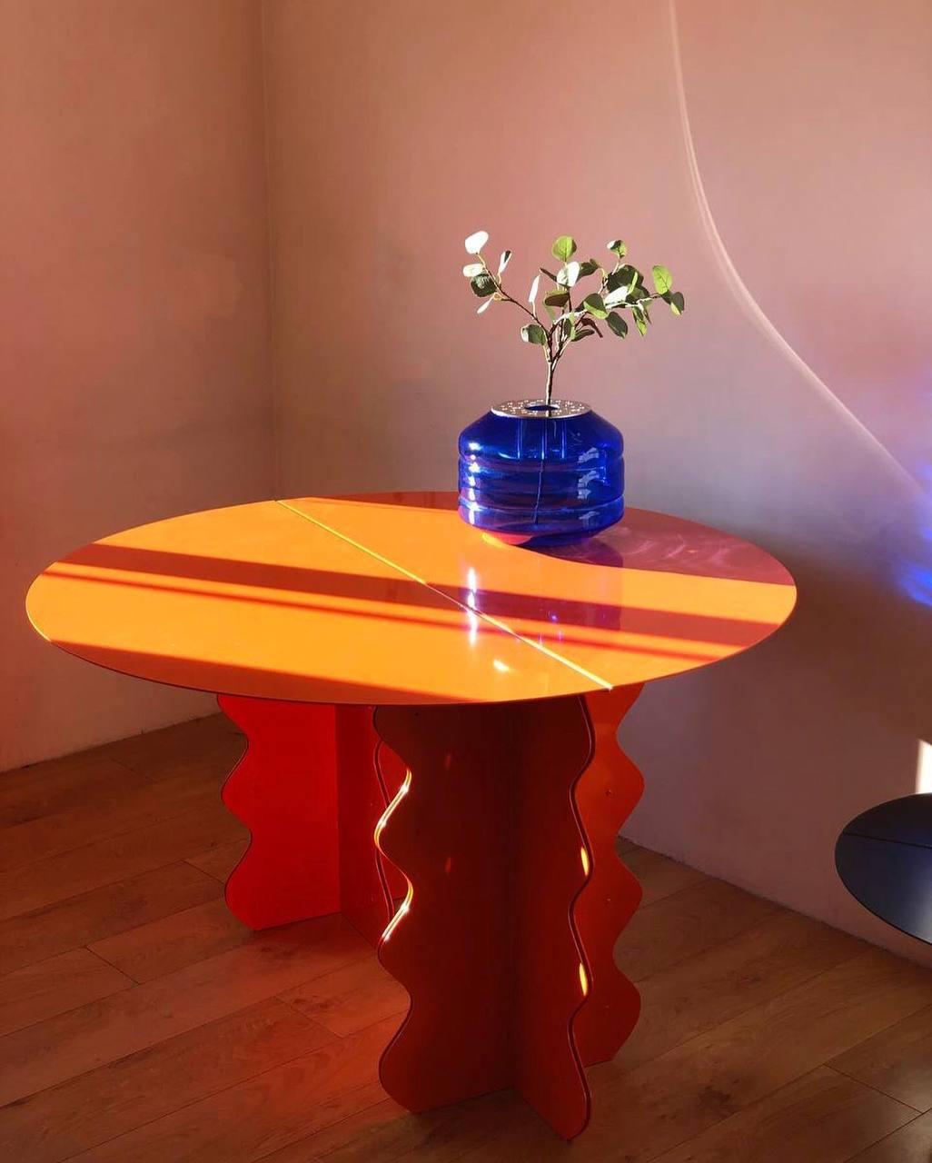 Runder moderner Metalltisch und Kugel Minimalistische minimalistische Transparente Vase aus geblasenem Glas im Angebot 1