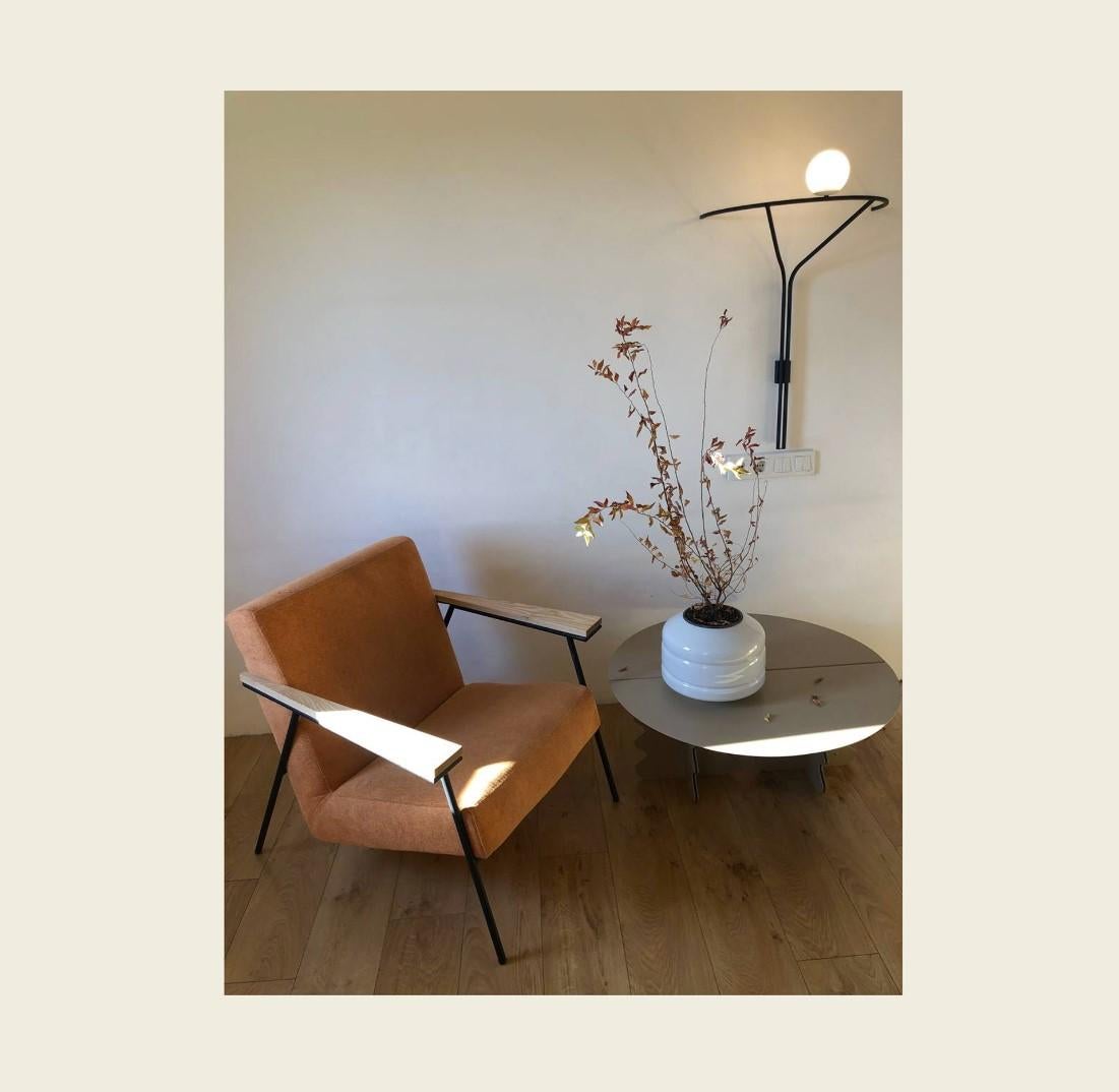 Runder moderner Metalltisch und Kugel Minimalistische minimalistische Transparente Vase aus geblasenem Glas im Angebot 2