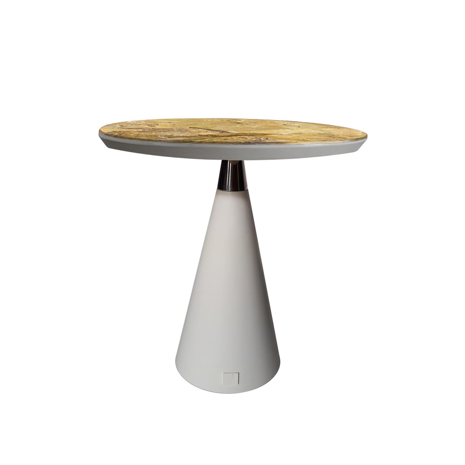 Moderne Table d'appoint ronde à base en bois et plateau d'art scagliola, fabriquée à la main en Italie par Cupioli en vente