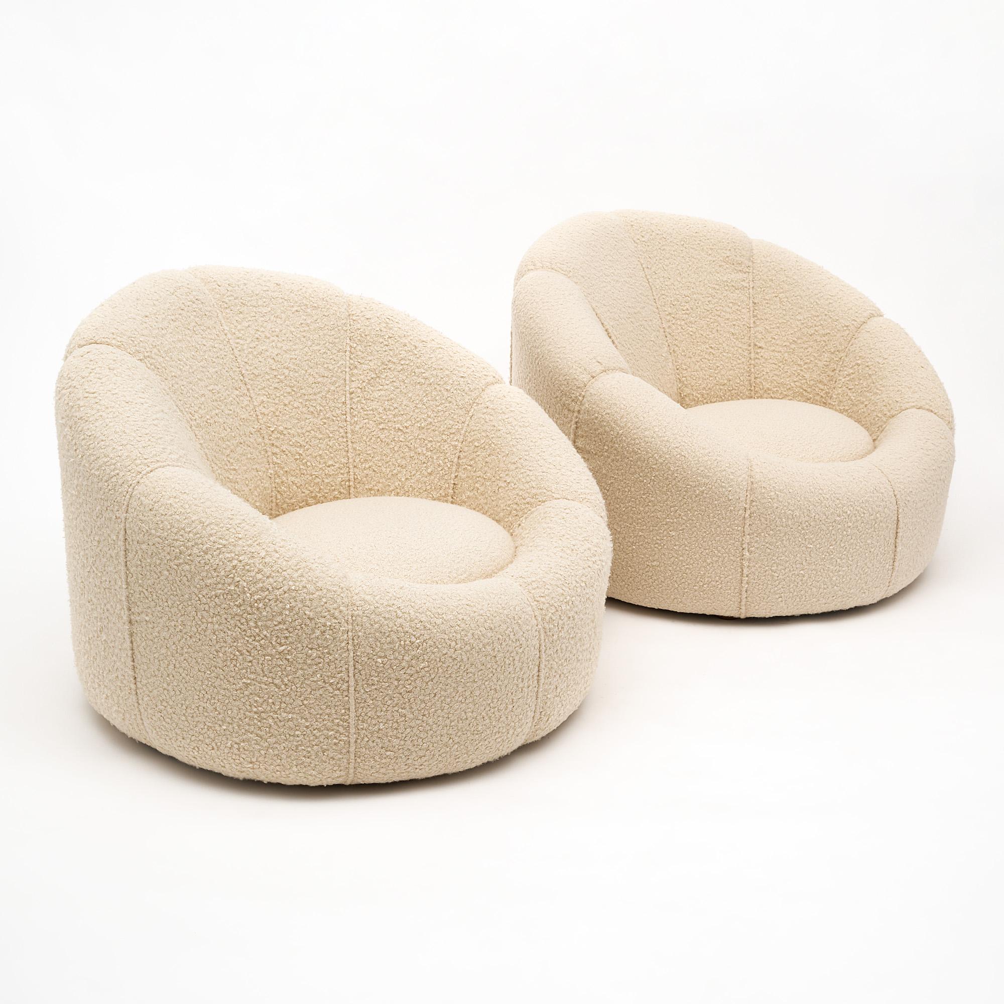 Zwei maßgefertigte Sessel aus Italien im modernistischen Stil mit robusten Gestellen und einer Polsterung aus Bouclé-Wolle. Das Paar ist bequem und plüschig, wir lieben das Design und die Präsenz dieses Paares.