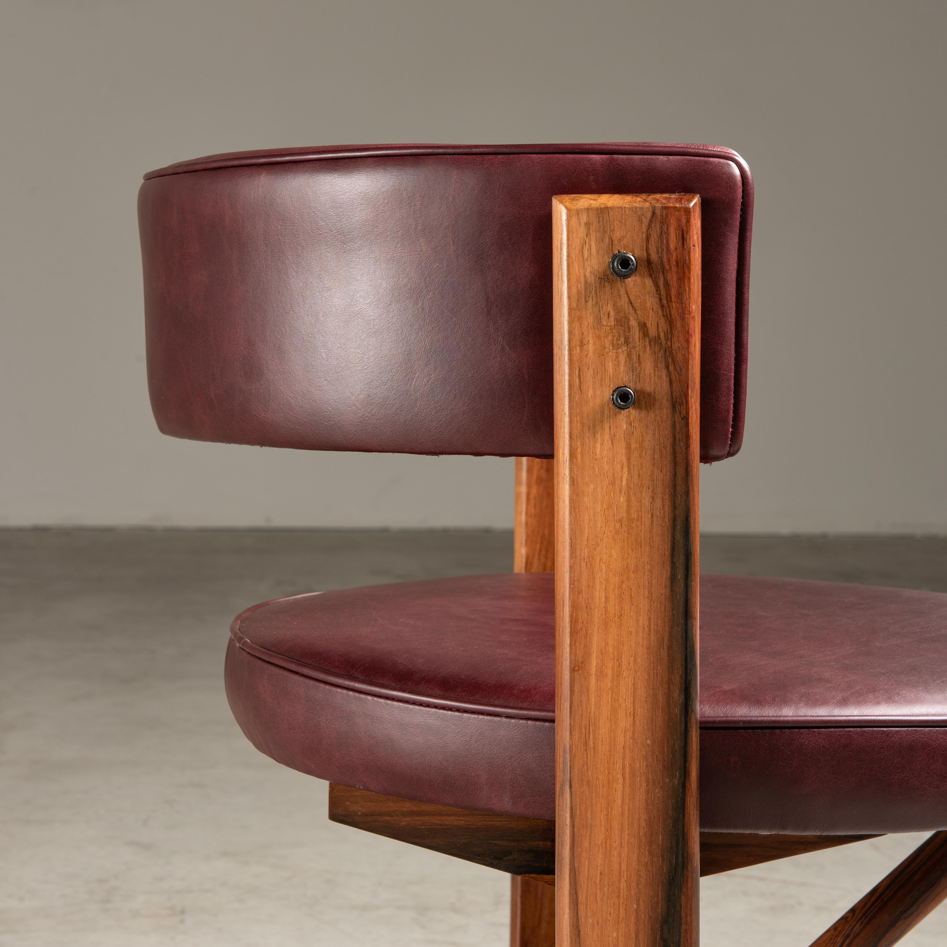 Round Modernist Wood and Leather Chair, Brazilian Mid-Century Design  In Good Condition For Sale In Sao Paulo, SP
