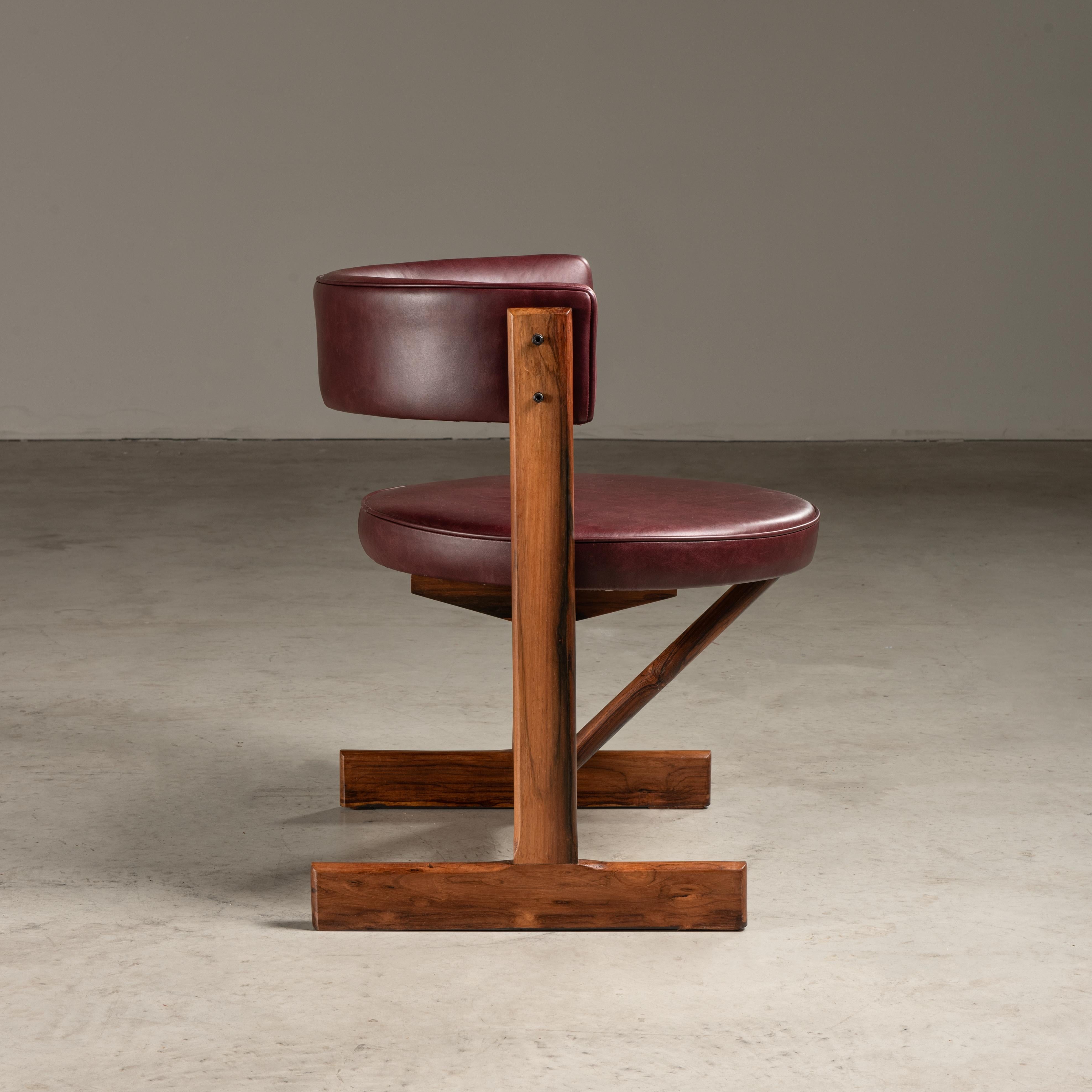 20th Century Round Modernist Wood and Leather Chair, Brazilian Mid-Century Design  For Sale