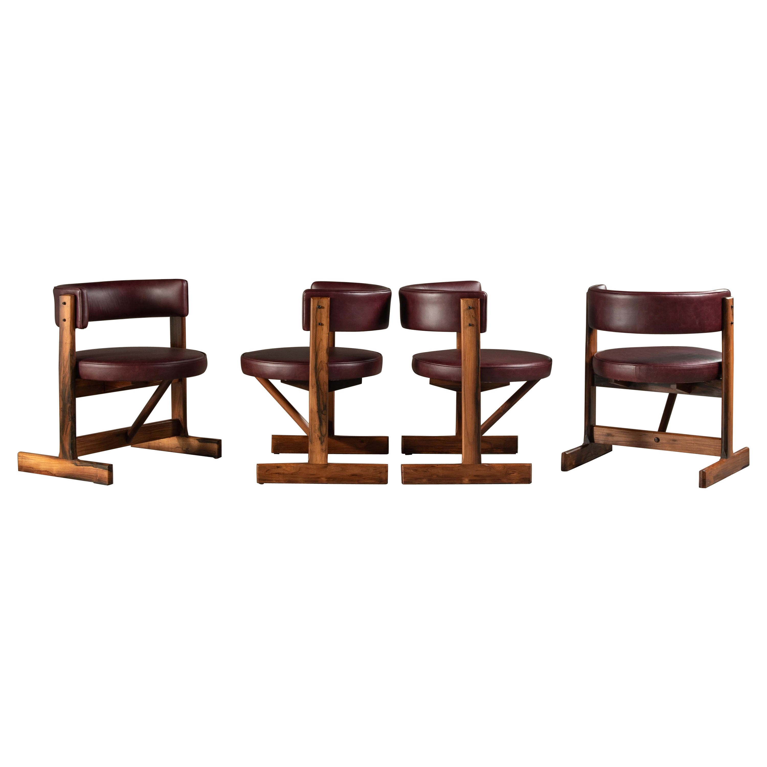 Sedia rotonda modernista in legno e pelle, design brasiliano di metà secolo in vendita