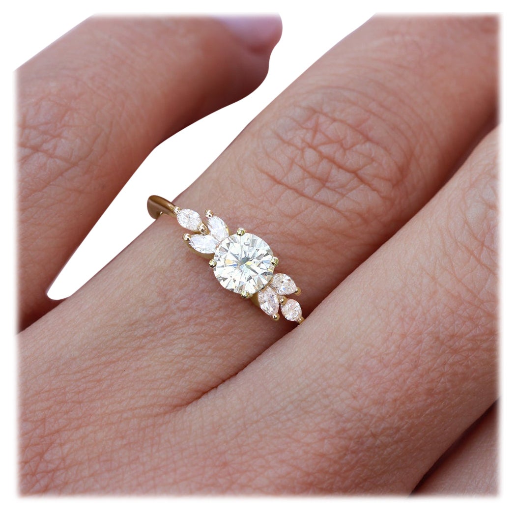 Im Angebot: Moderner Ring Penelope aus massivem Gold mit rundem Moissanit und Marquise-Diamant 14K ()