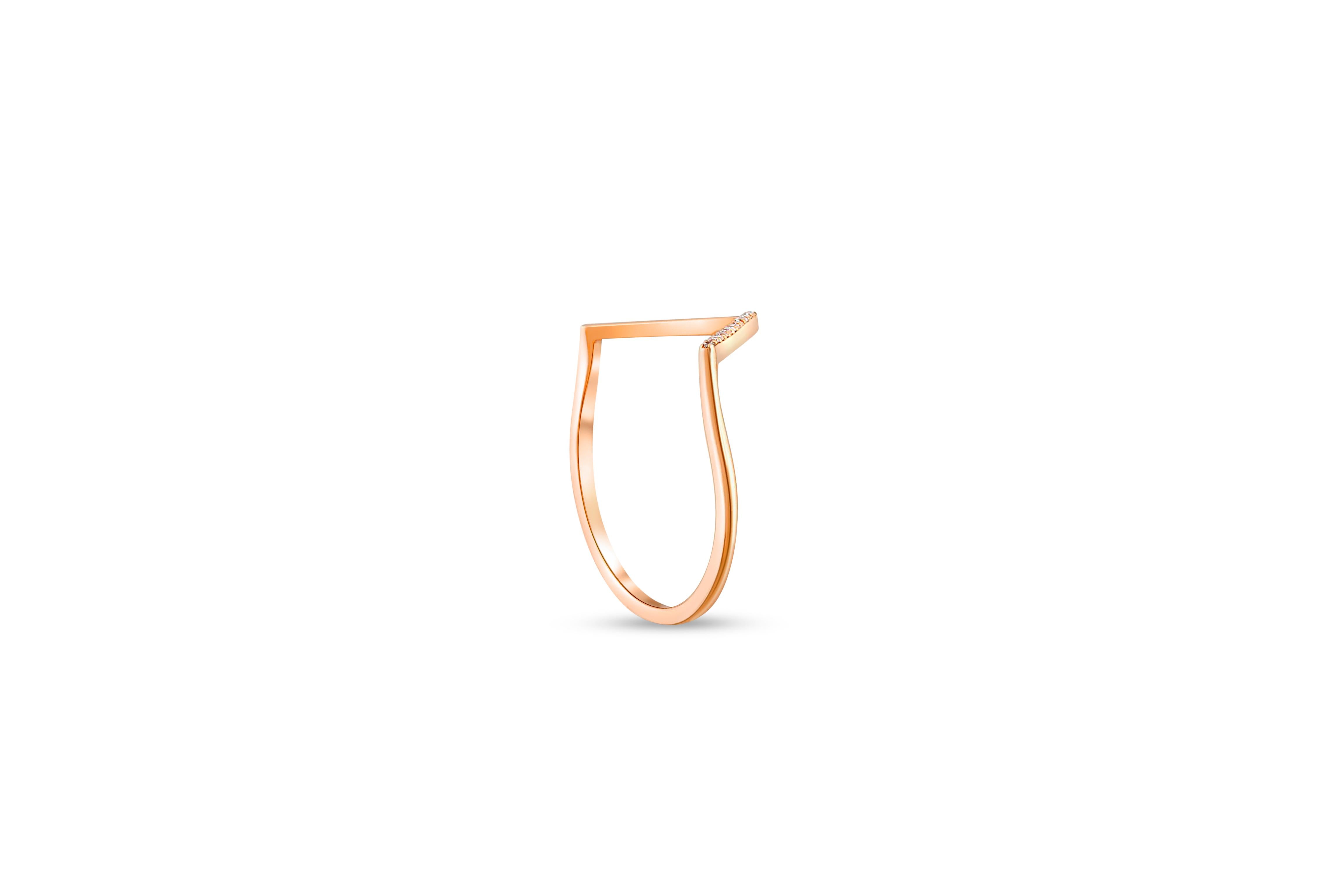Round Cut Round moissanite Chevron 14k gold ring. For Sale