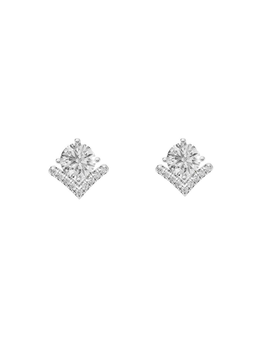 Moderno Orecchini chevron di moissanite tonda in oro 14k in vendita