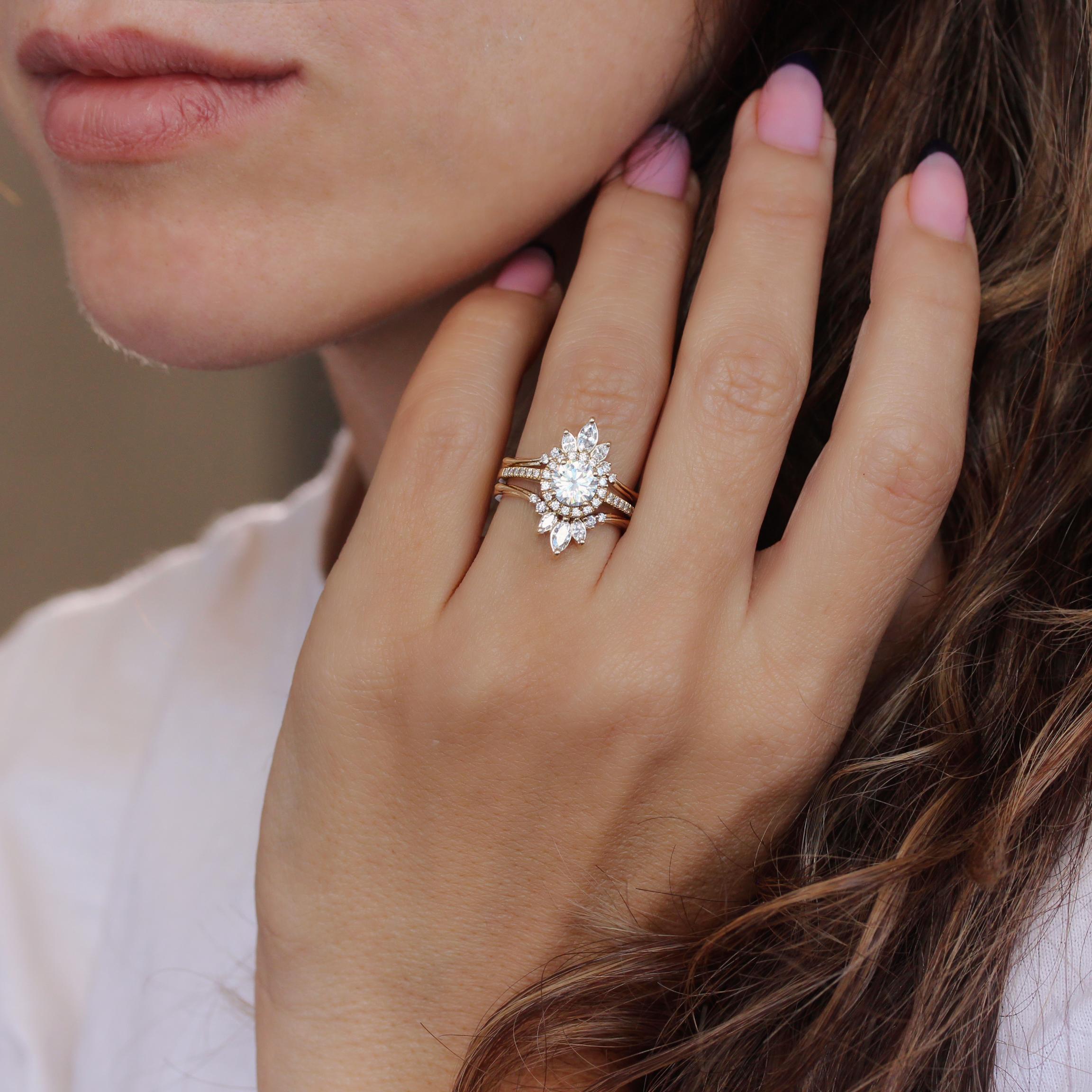 Bague de fiançailles à halo rond en moissanite pour femme et diamant Guard « Danielle » Neuf - En vente à Hertsliya, IL