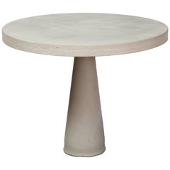 Table ronde en béton moulé avec base conique