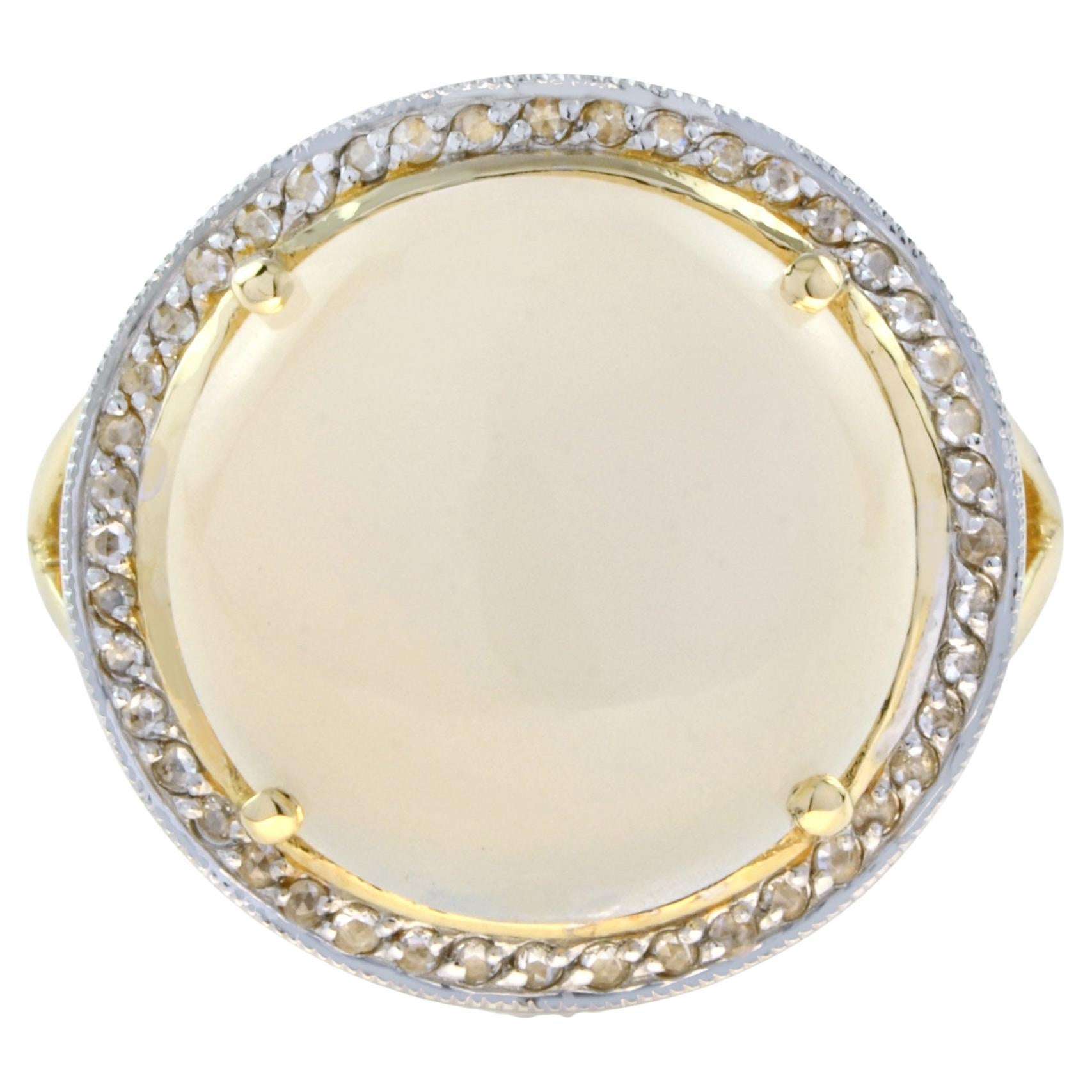 Bague cocktail à tige fendue en or jaune 9 carats avec pierre de lune ronde et halo de diamants