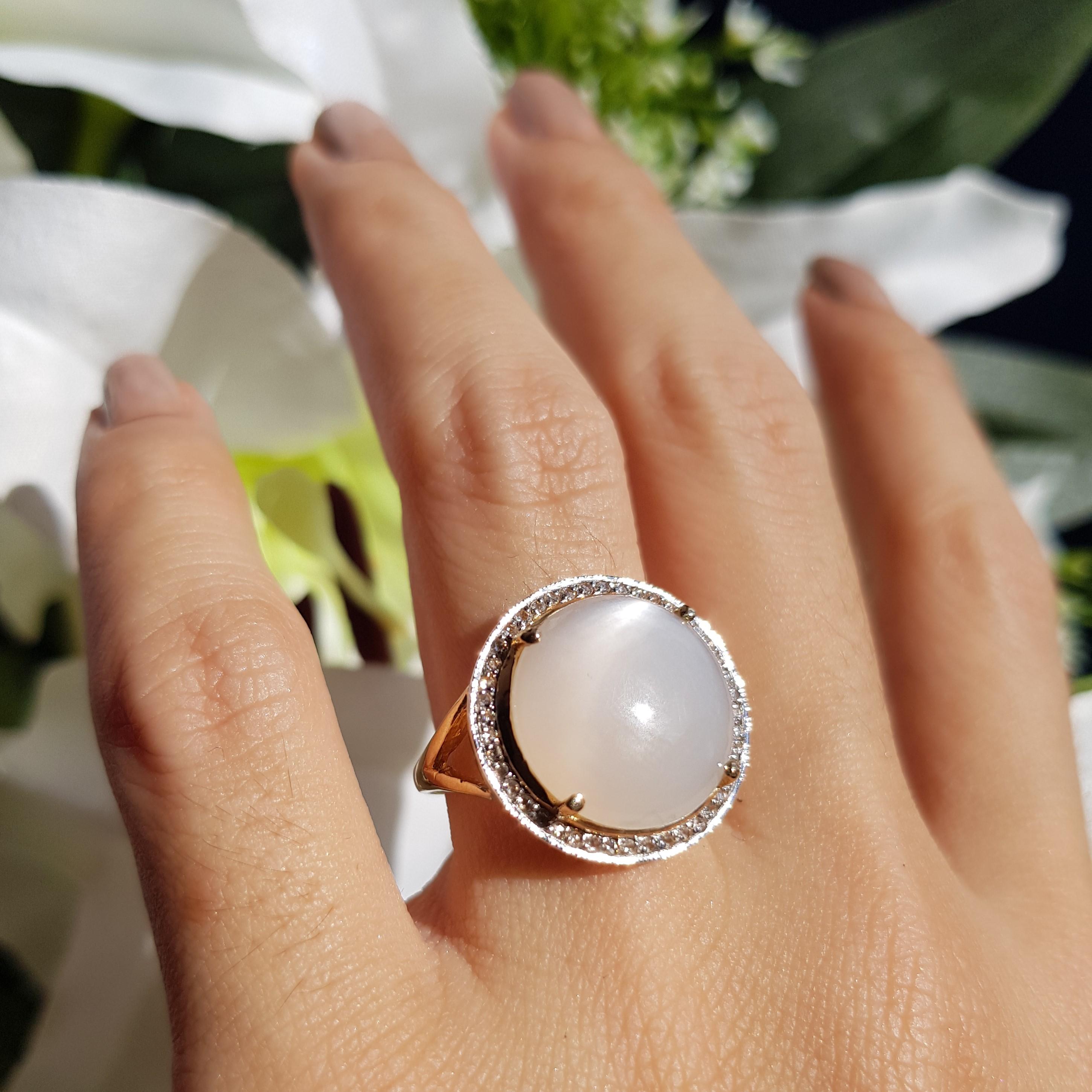 Round Moonstone with Diamond Halo Split Shank Cocktail Ring in 9K Yellow Gold In New Condition For Sale In Bangkok, TH