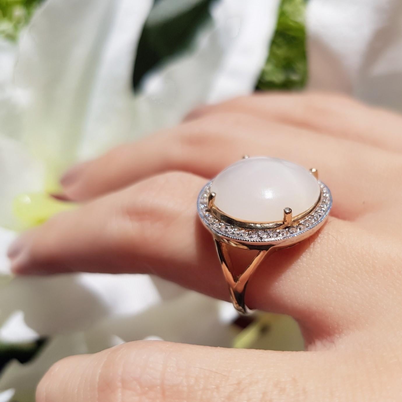 Runder Mondstein mit Diamant-Halo-Cocktailring aus 9K Gelbgold mit geteiltem Schaft Damen