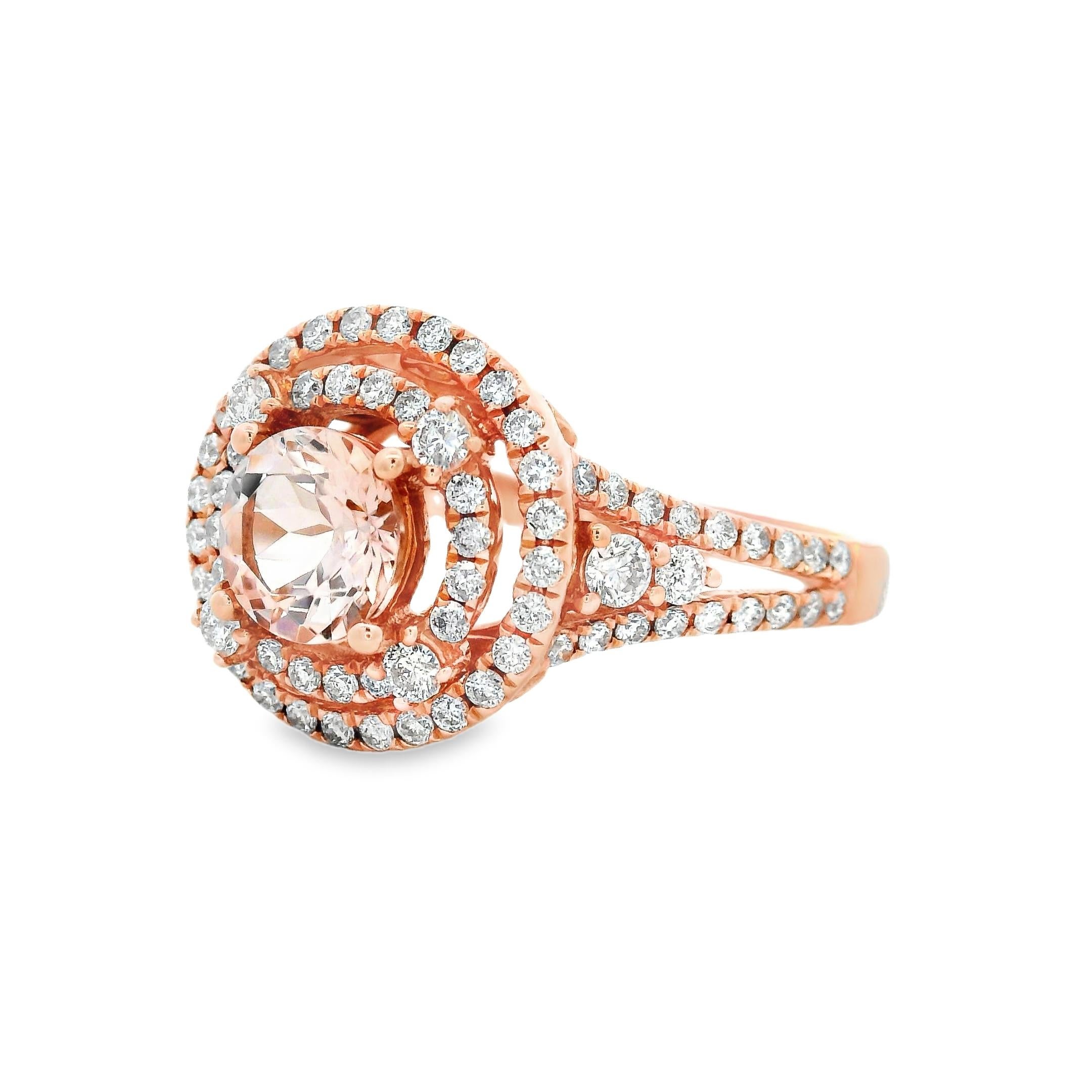Este deslumbrante anillo de cóctel destaca una morganita de talla redonda de 0,70 quilates y 6 mm, engastada en luminoso oro rosa de 14 quilates. La gema rosa melocotón está rodeada por dos filas de brillantes diamantes redondos, creando un