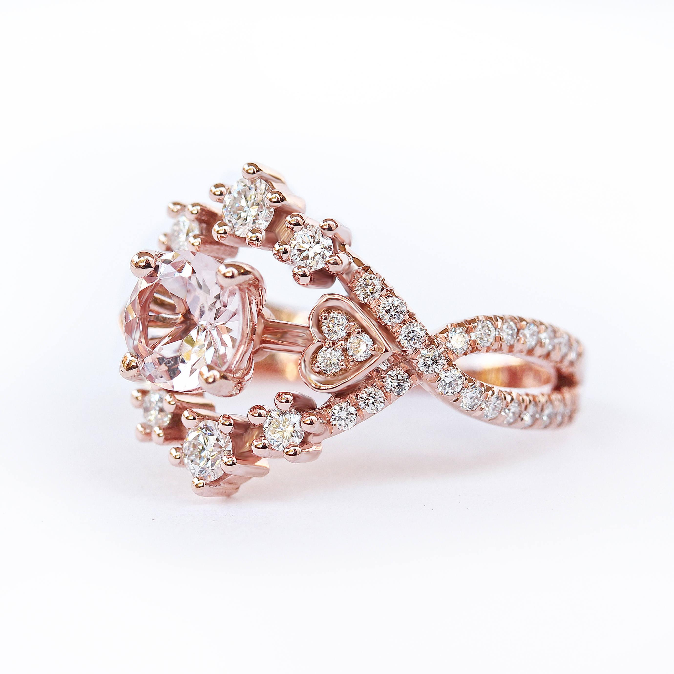 Taglio rotondo Anello di fidanzamento unico con Morganite tonda e diamante a forma di aureola 