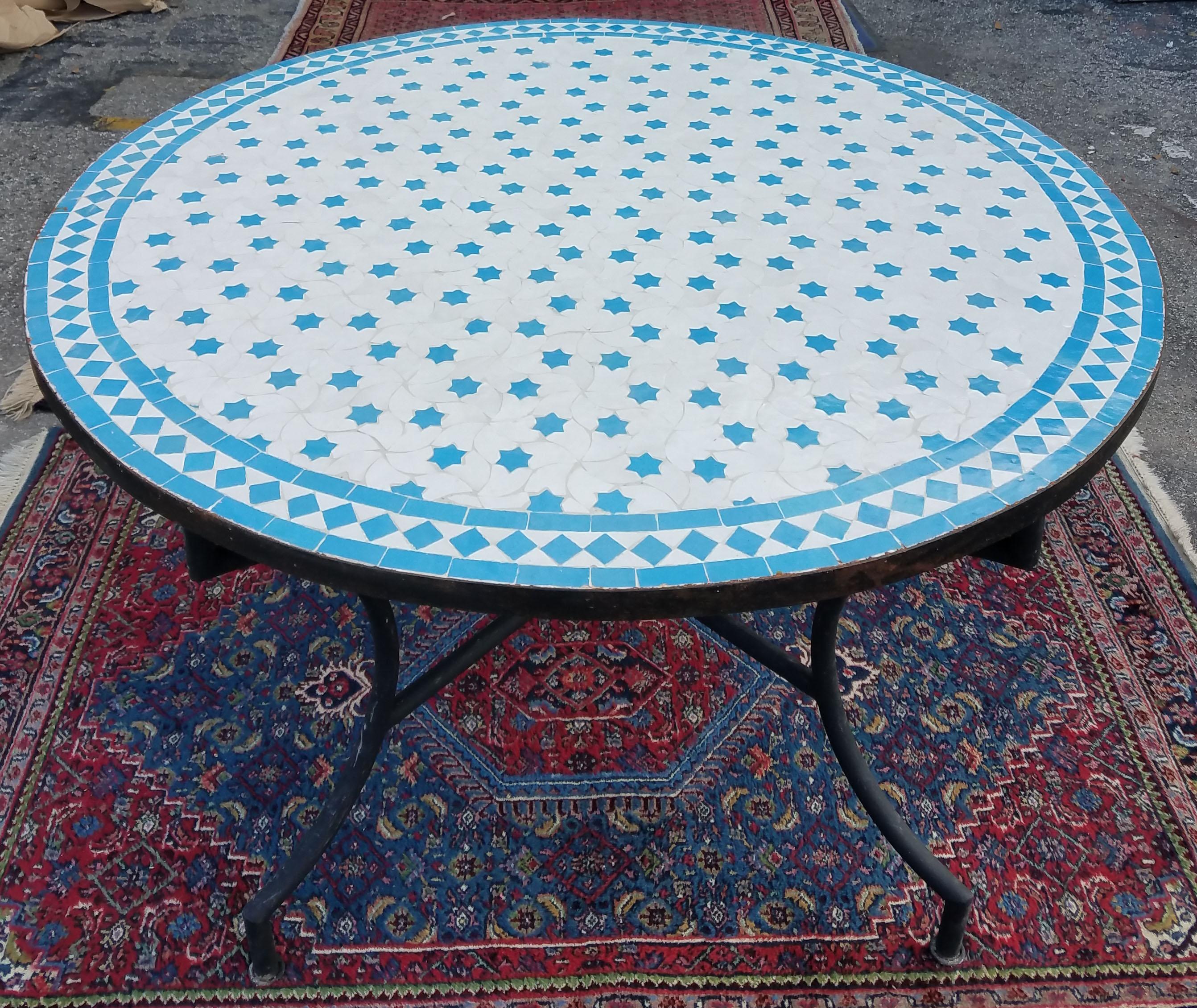 Round Moroccan Mosaic Table, White / Turquoise For Sale 2