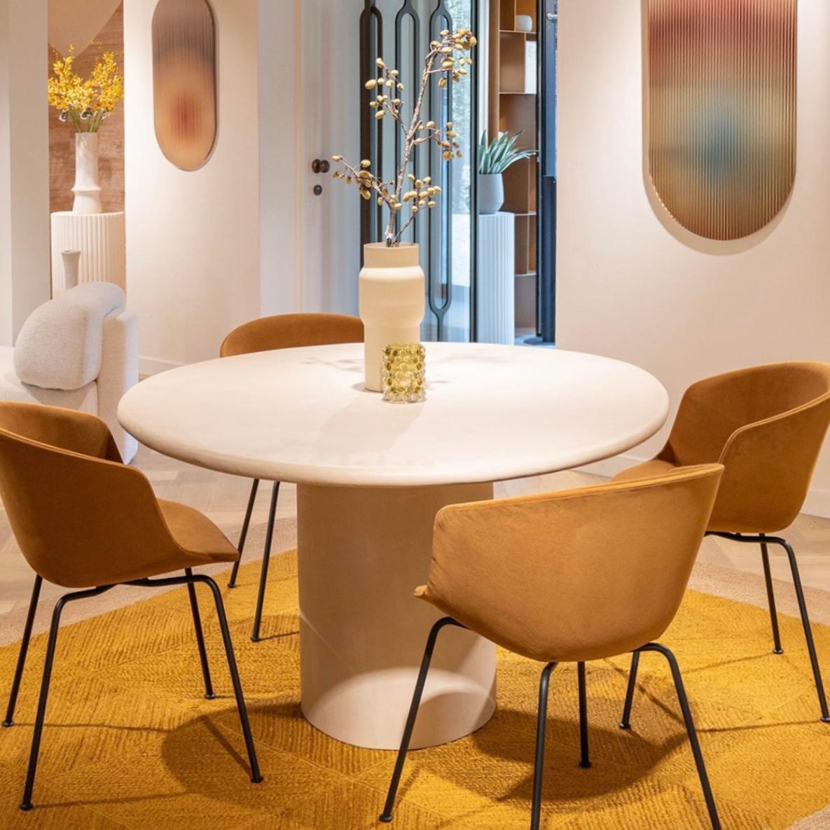 Table de salle à manger ronde en plâtre naturel colonne 180 d' Isabelle Beaumont Neuf - En vente à Ranst, BE