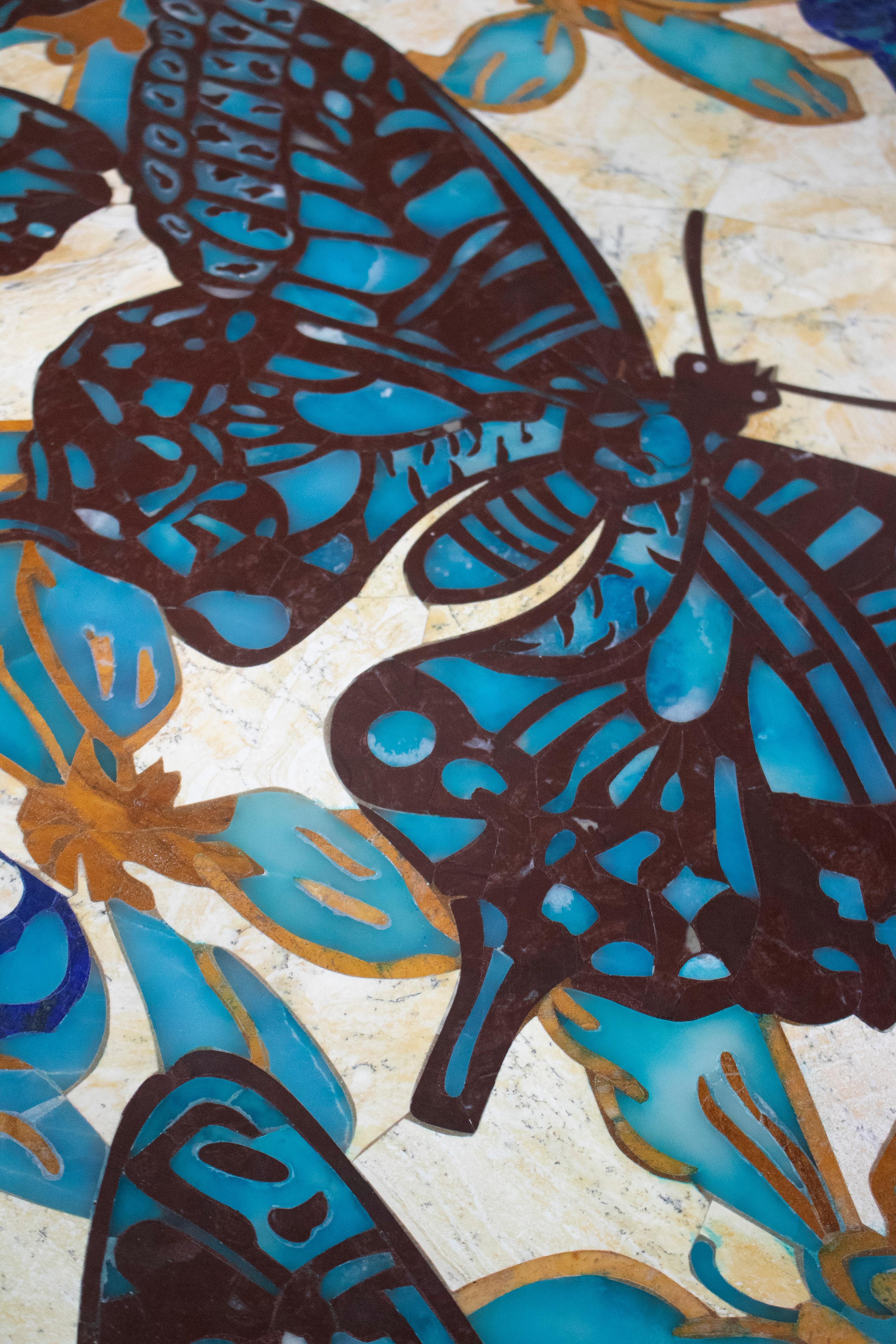 Runde Mosaik-Marmortischplatte mit Schmetterlingen und Blumenintarsien (Europäisch) im Angebot