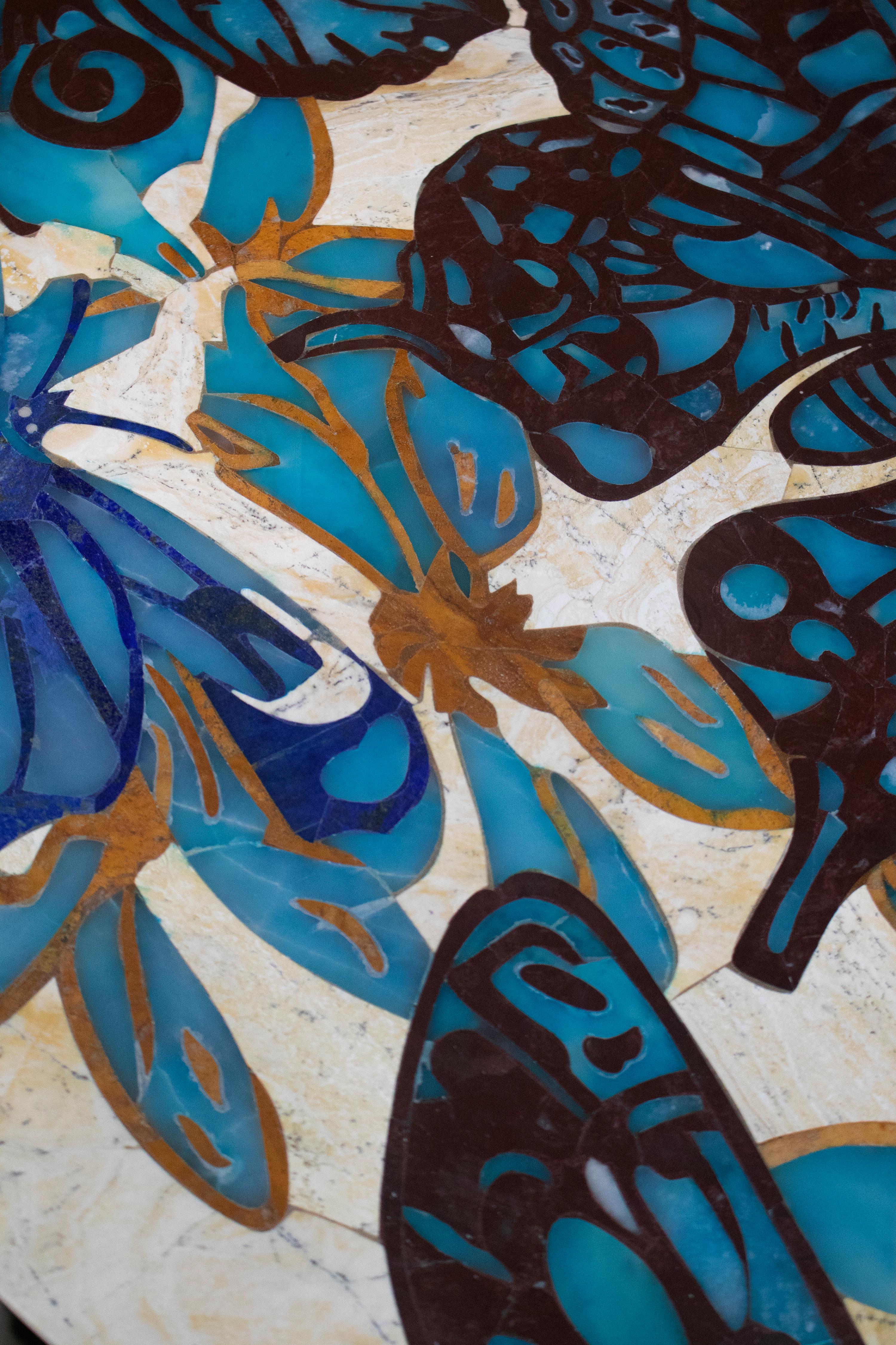 Top de table rond en marbre mosaïque incrusté de papillons et de fleurs Bon état - En vente à Marbella, ES
