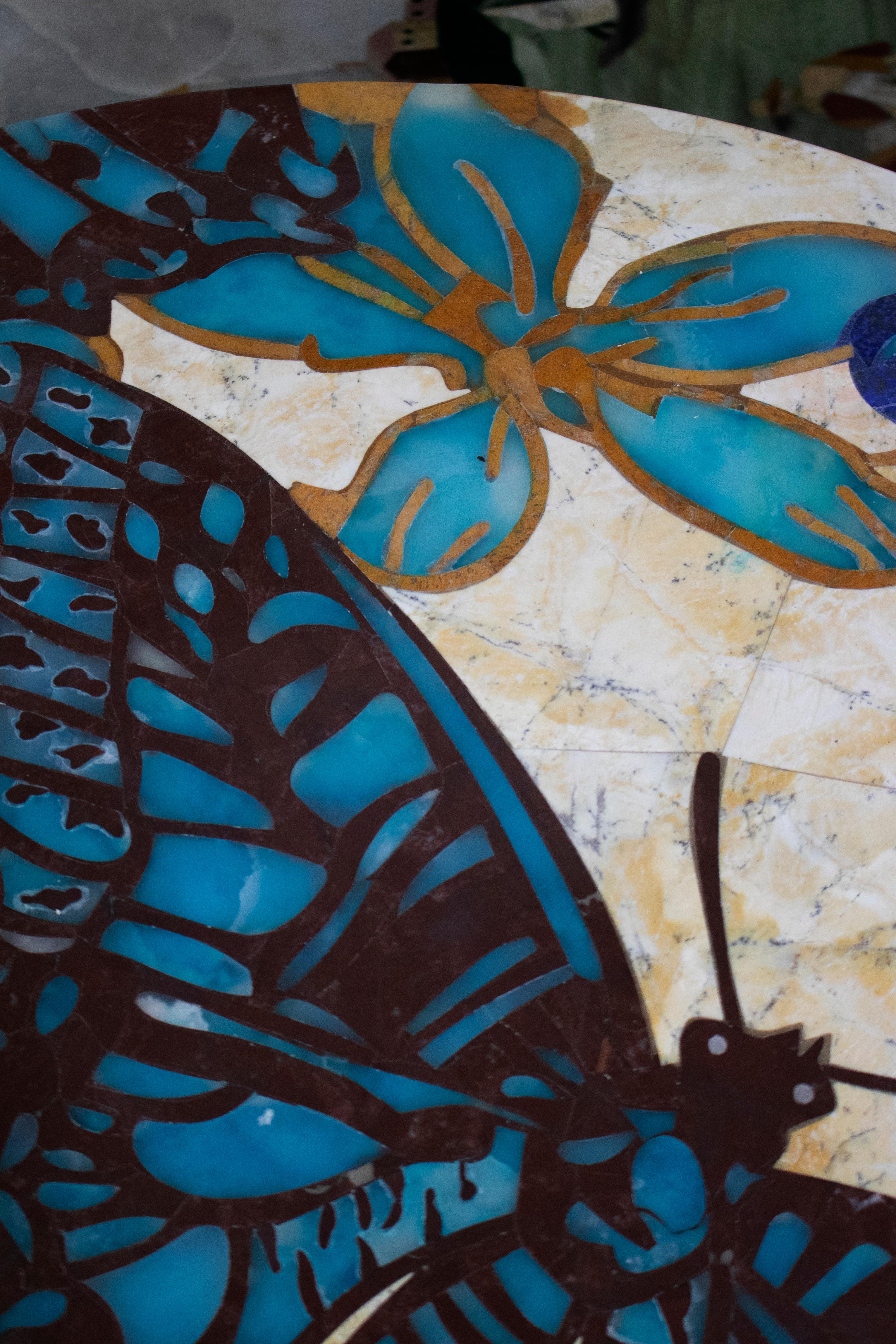 Marbre Top de table rond en marbre mosaïque incrusté de papillons et de fleurs en vente