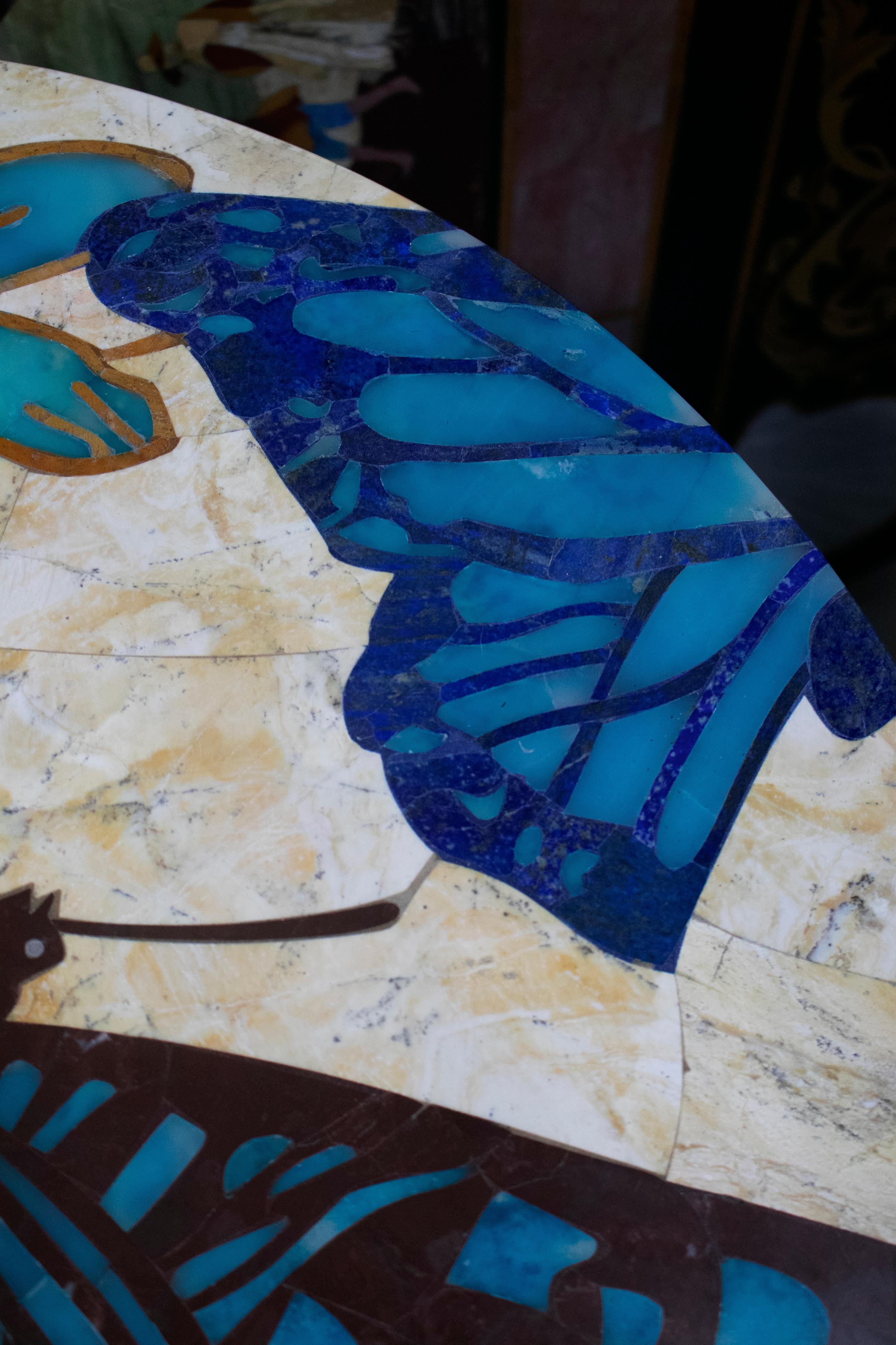 Top de table rond en marbre mosaïque incrusté de papillons et de fleurs en vente 1