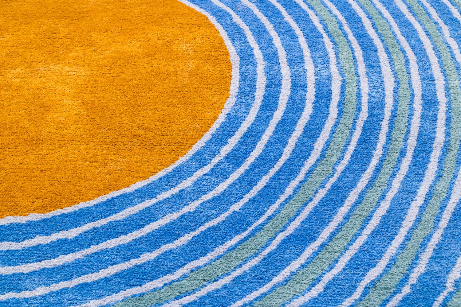 Annodato a mano Tappeto rotondo multicolore ad anelli in seta e lana Bullseye di Joseph Carini in vendita