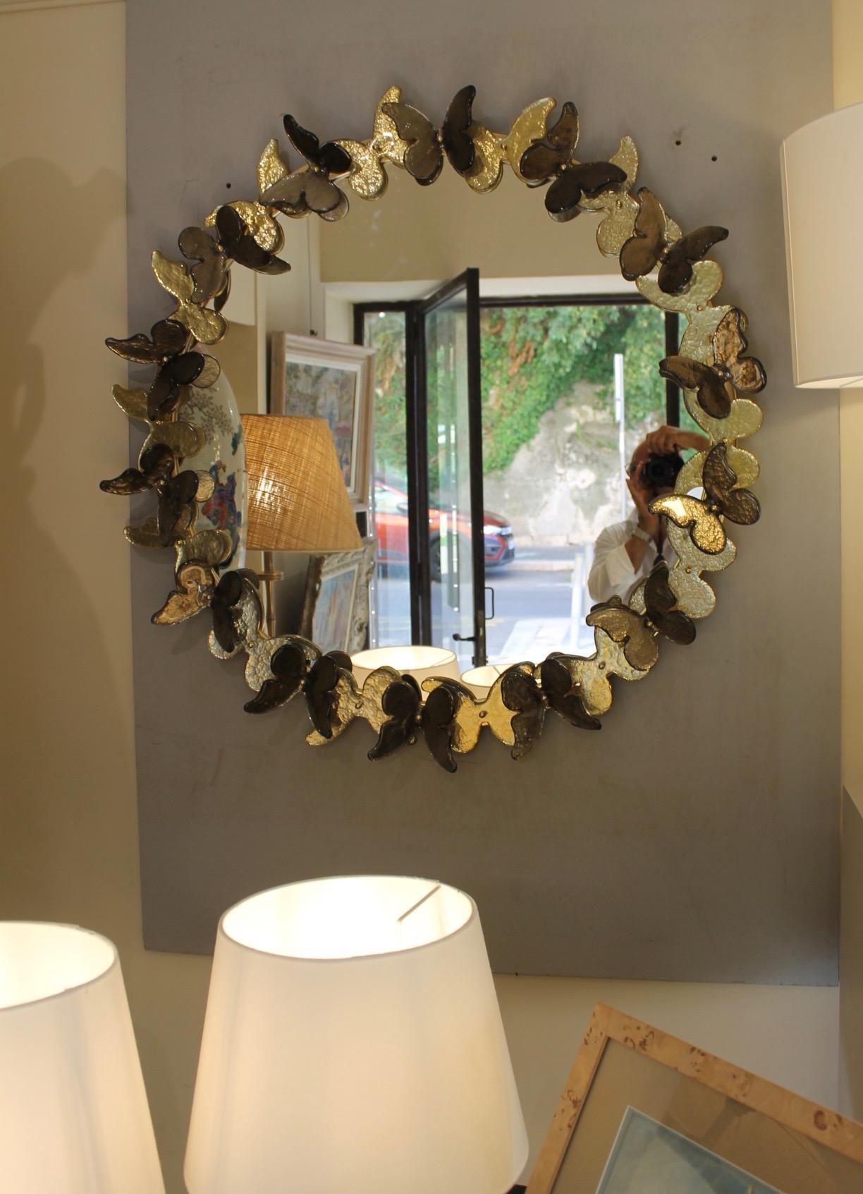 Round Murano mirror (Venice), gilded brass structure
Application of murano glass butterflies with light and dark gold leaf, there are 24 butterflies held by small cabochons. They disassemble for easy transport.
It can be placed alone on a wall,