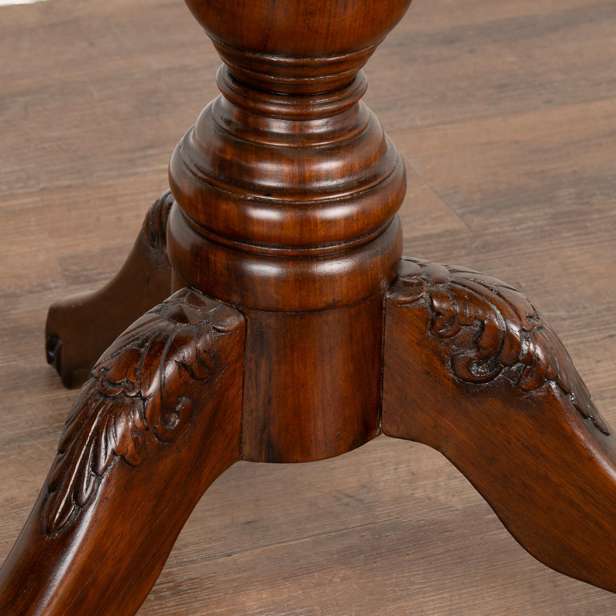 Runder Narra Wood Pedestal Tisch, Philippinen um 1840-60 im Angebot 4