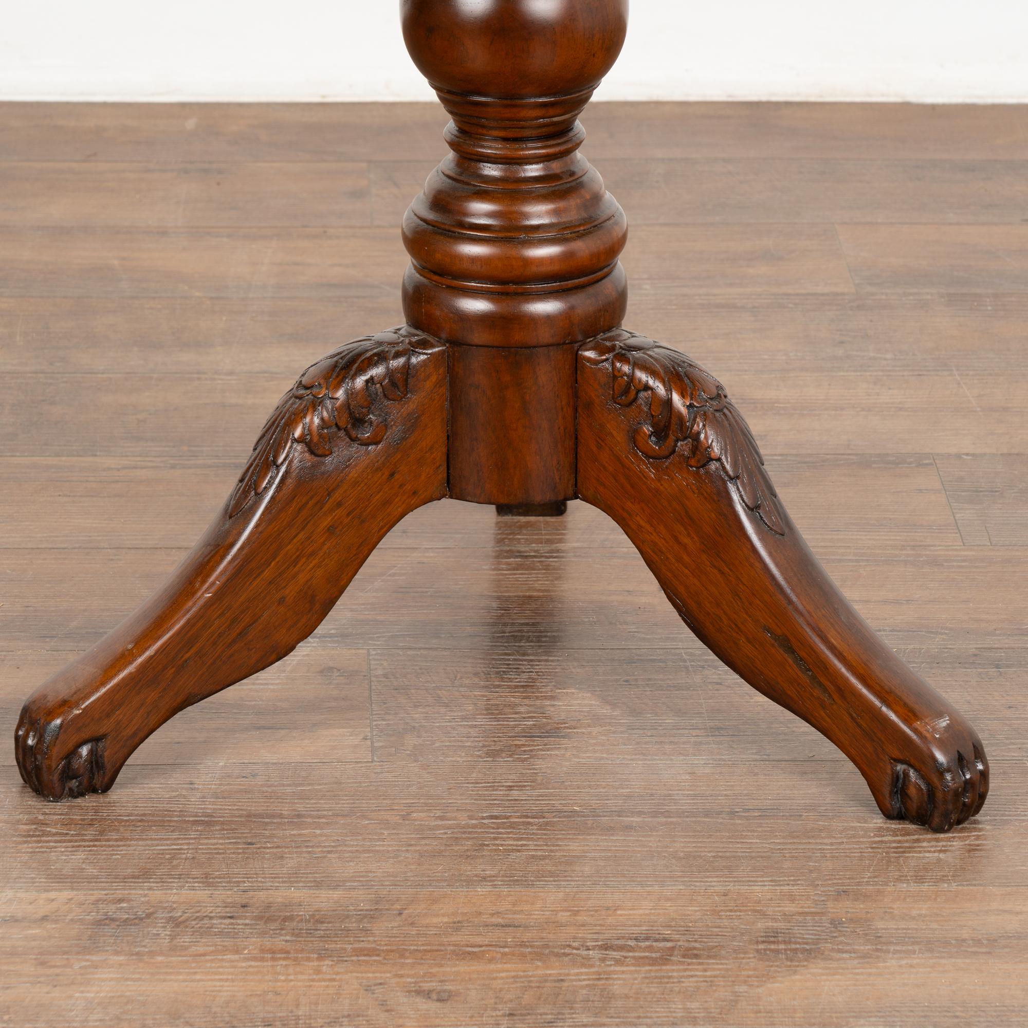 Runder Narra Wood Pedestal Tisch, Philippinen um 1840-60 (19. Jahrhundert) im Angebot