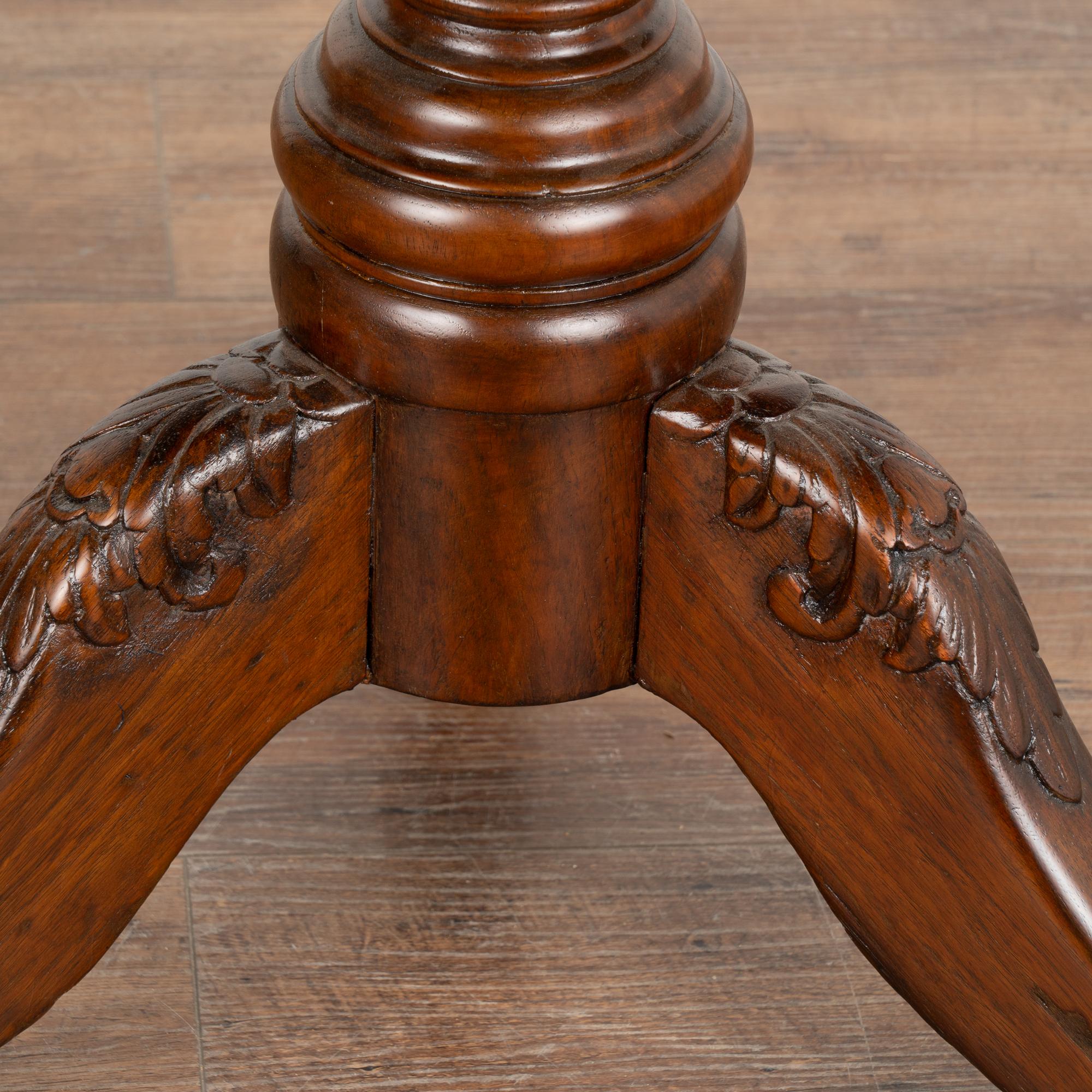 Runder Narra Wood Pedestal Tisch, Philippinen um 1840-60 (Holz) im Angebot