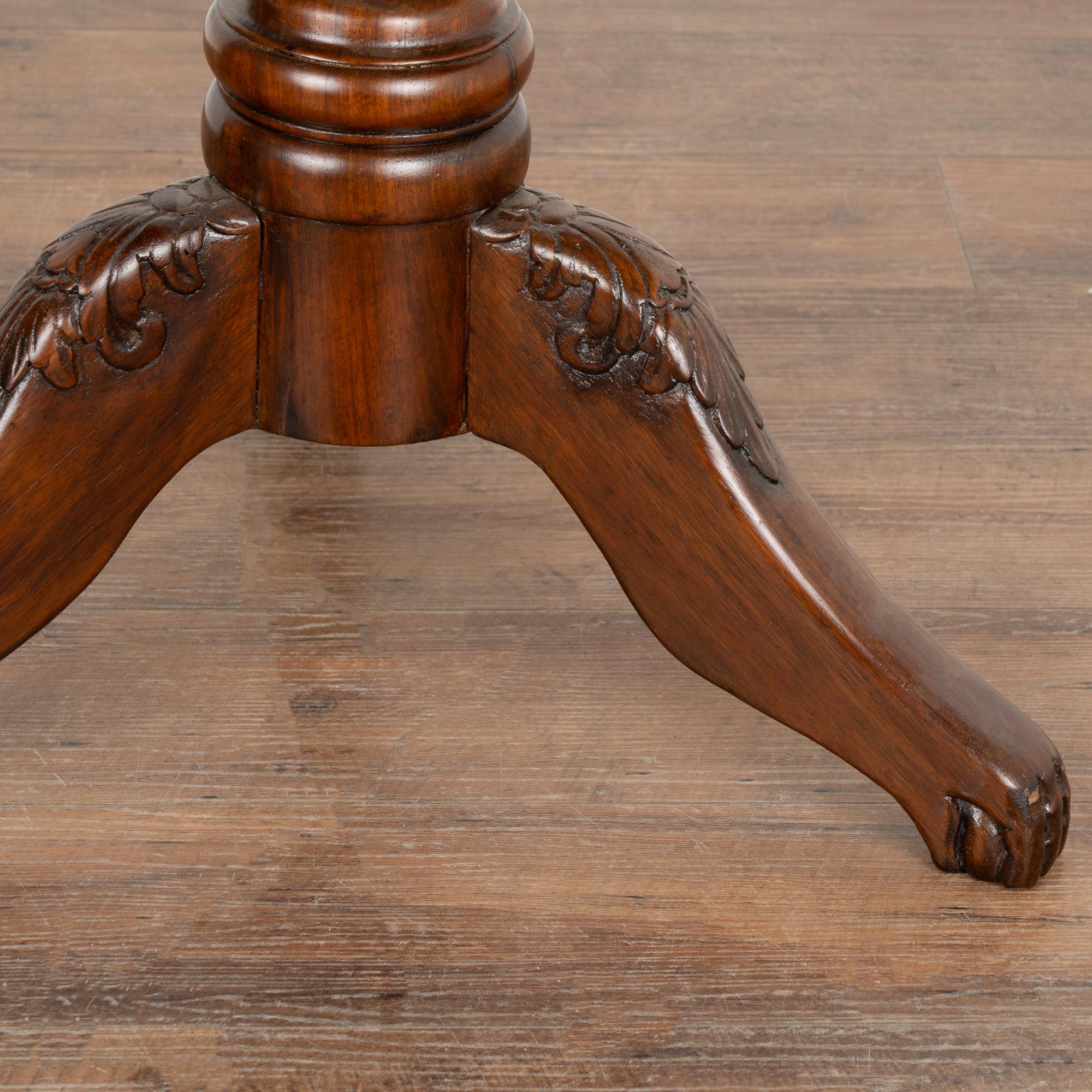 Runder Narra Wood Pedestal Tisch, Philippinen um 1840-60 im Angebot 1