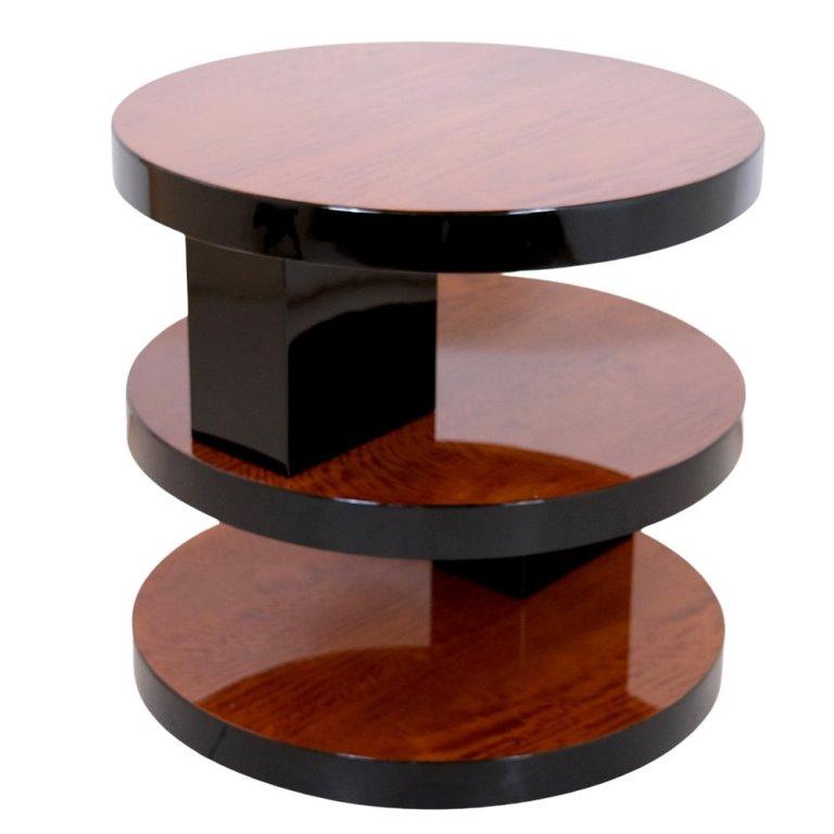 Der runde Art-Déco-Beistelltisch, der um 1925 in Frankreich hergestellt wurde, ist ein eindrucksvolles Beispiel für den Einfluss des Kubismus auf das Design der Art-Déco-Ära. Dieser Tisch besticht durch sein avantgardistisches Design und die
