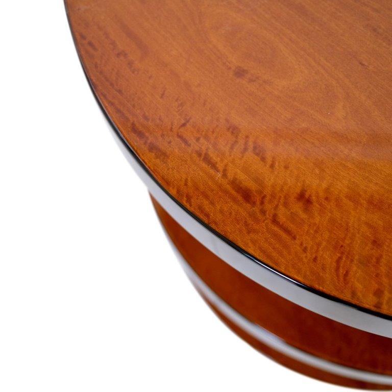 Runder nArt Deco Couchtisch, Kubismus  Frankreich, um 1925.  Satinholz schwarz lackiert (Furnier) im Angebot