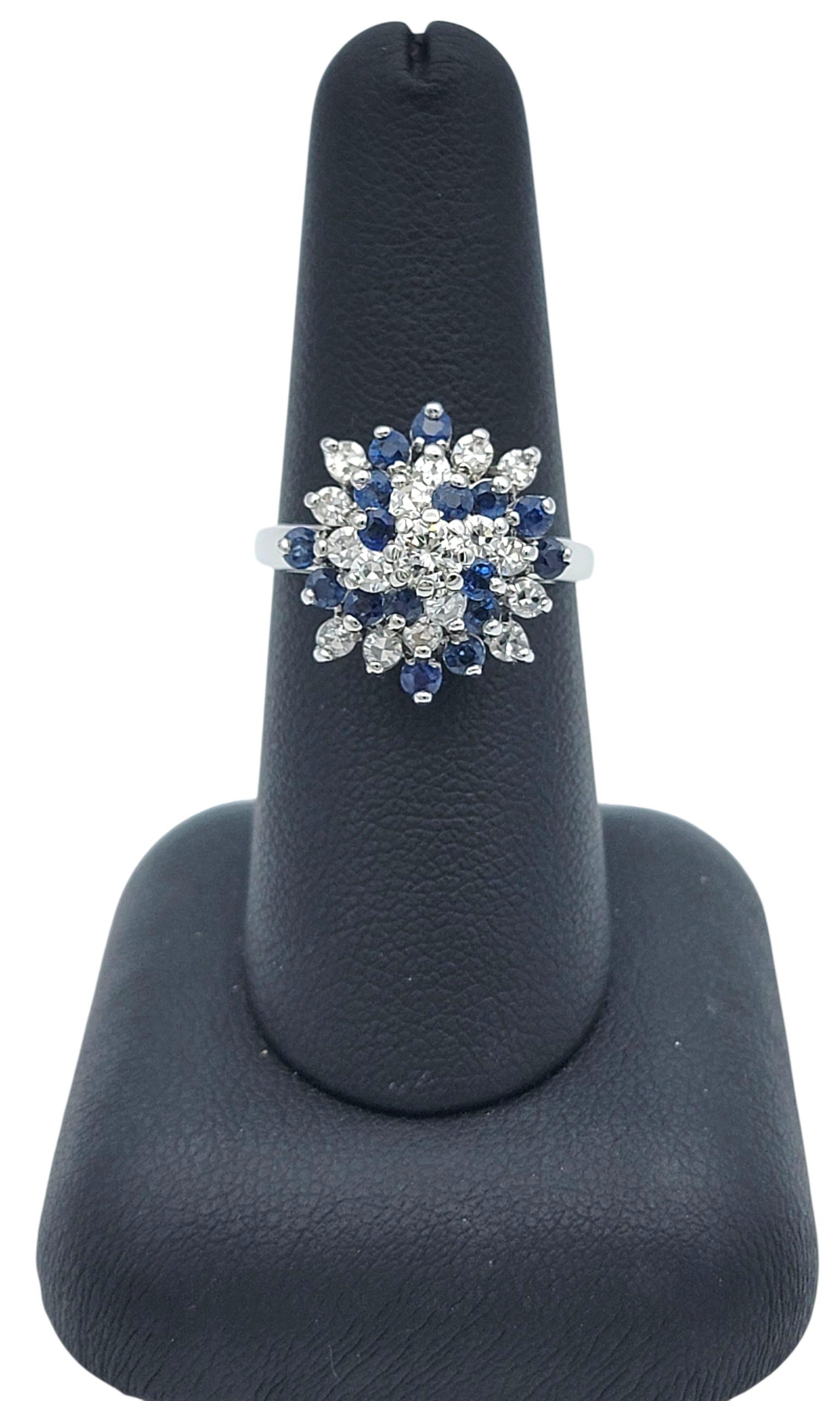 Runder Ring mit natürlichem blauem Saphir und Diamant in 14 Karat Weißgold im Angebot 4