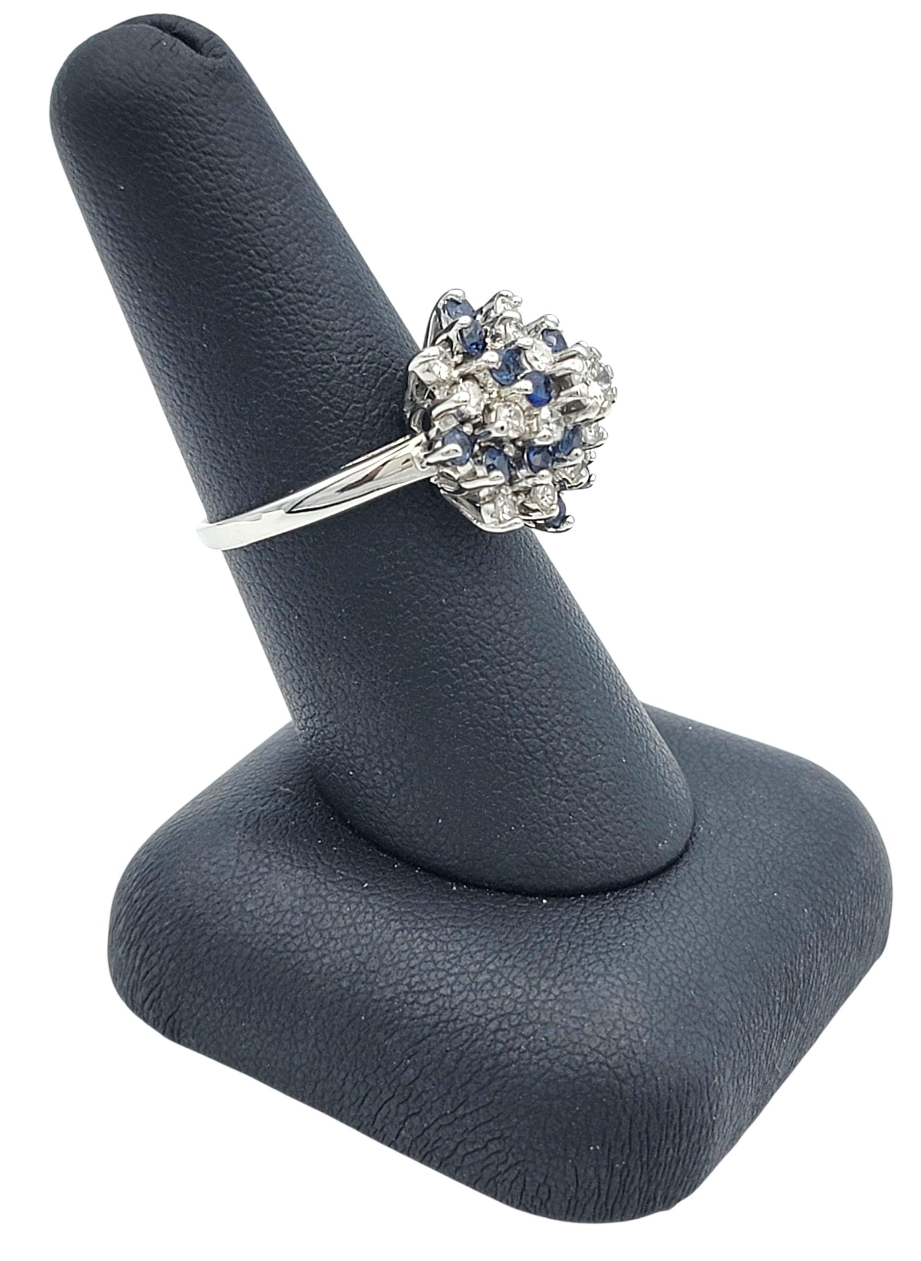 Runder Ring mit natürlichem blauem Saphir und Diamant in 14 Karat Weißgold im Angebot 5
