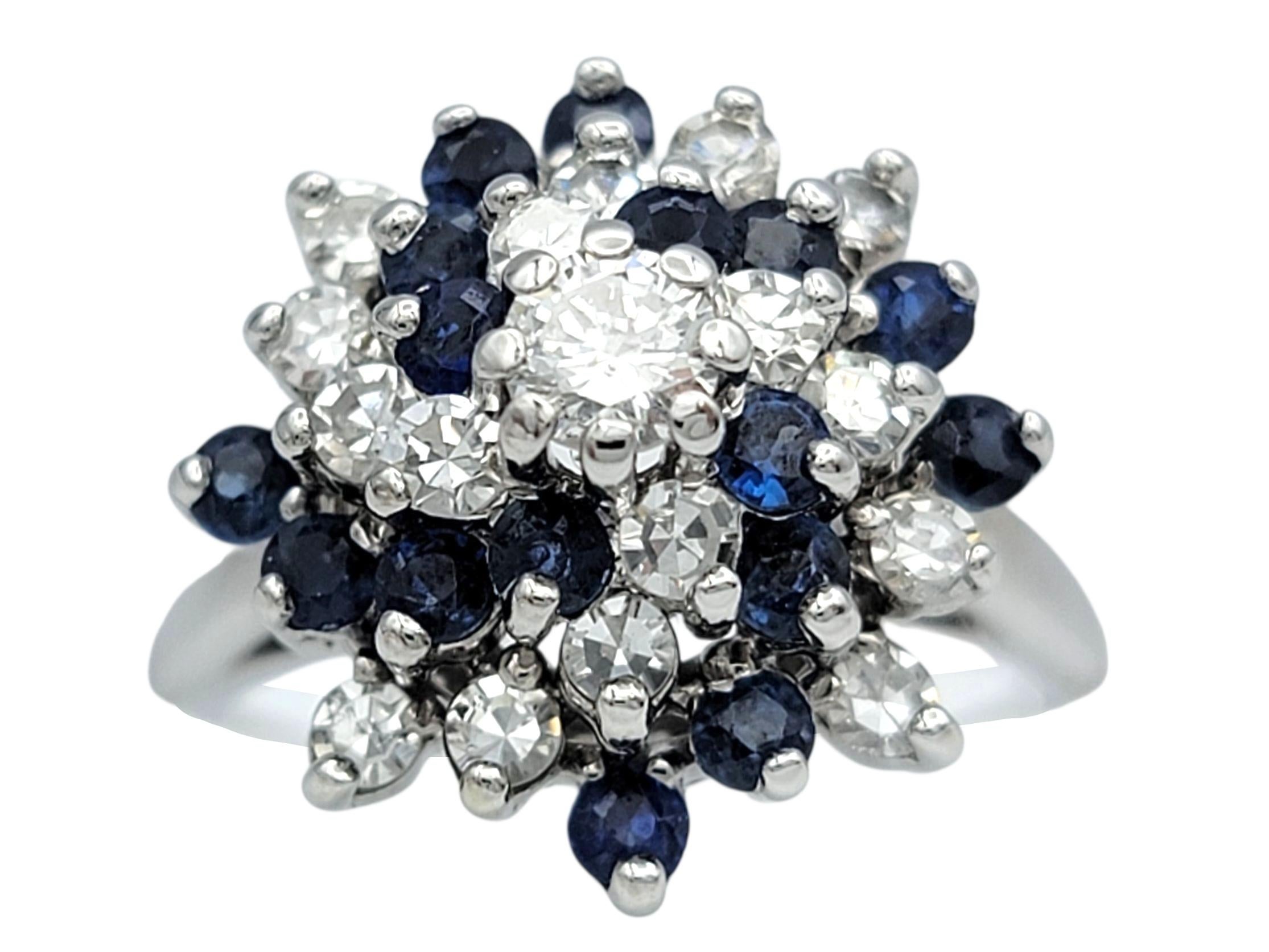 Runder Ring mit natürlichem blauem Saphir und Diamant in 14 Karat Weißgold (Zeitgenössisch) im Angebot