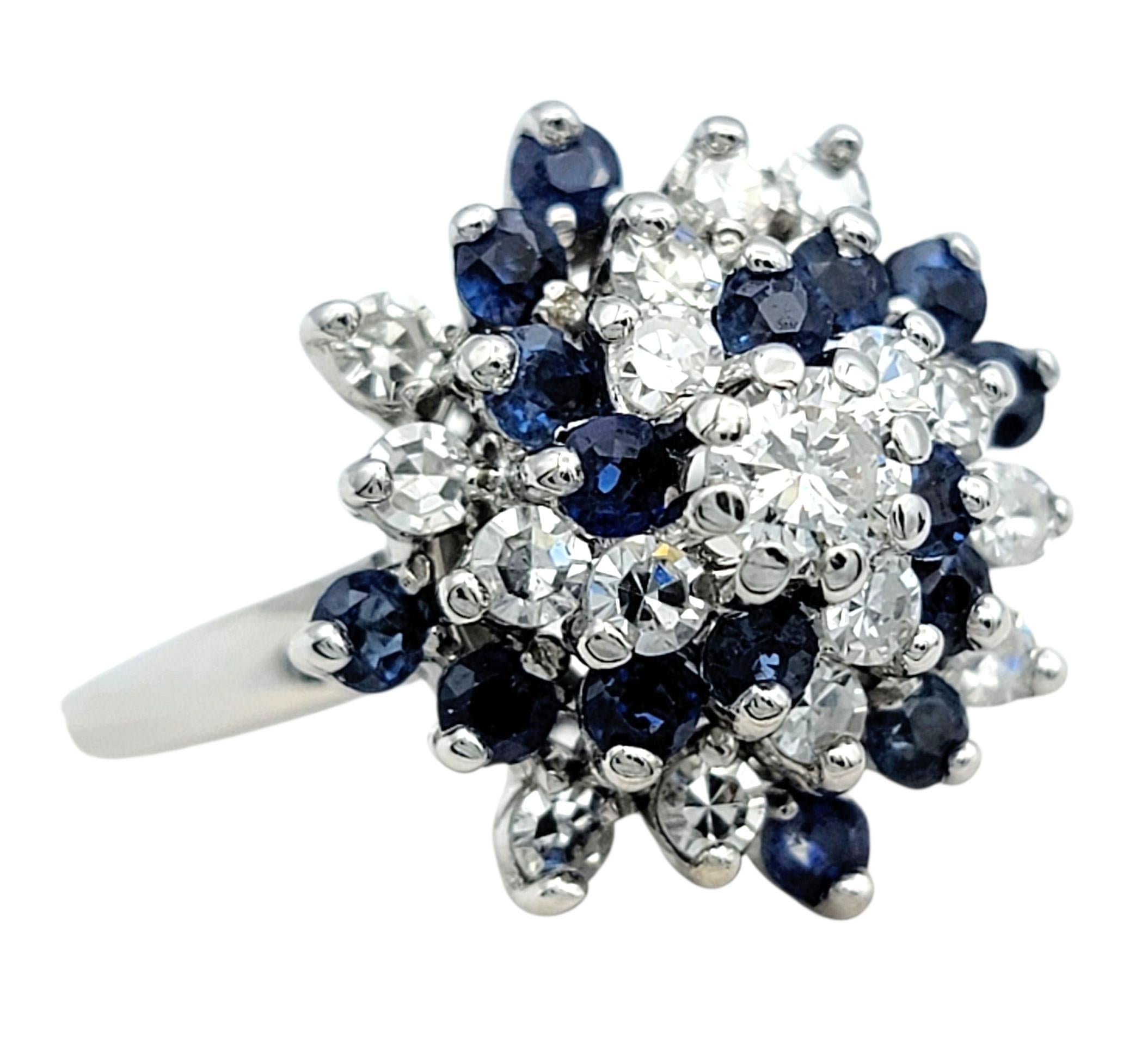 Runder Ring mit natürlichem blauem Saphir und Diamant in 14 Karat Weißgold (Rundschliff) im Angebot