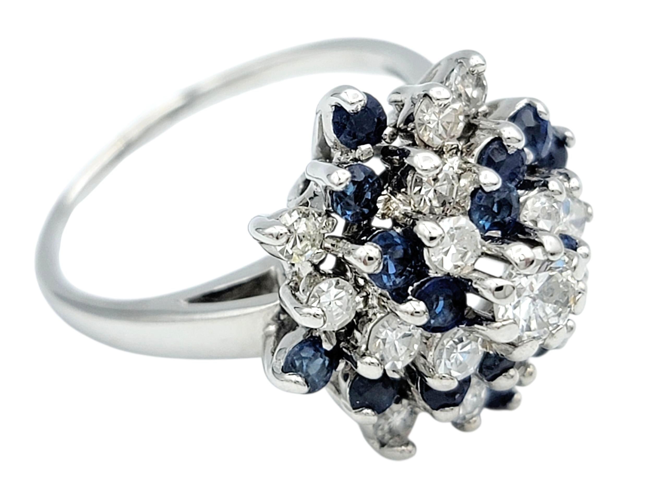 Runder Ring mit natürlichem blauem Saphir und Diamant in 14 Karat Weißgold Damen im Angebot