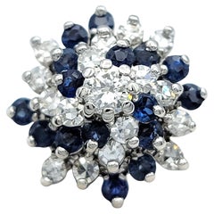 Bague en or blanc 14 carats ornée de saphirs bleus ronds naturels et de diamants