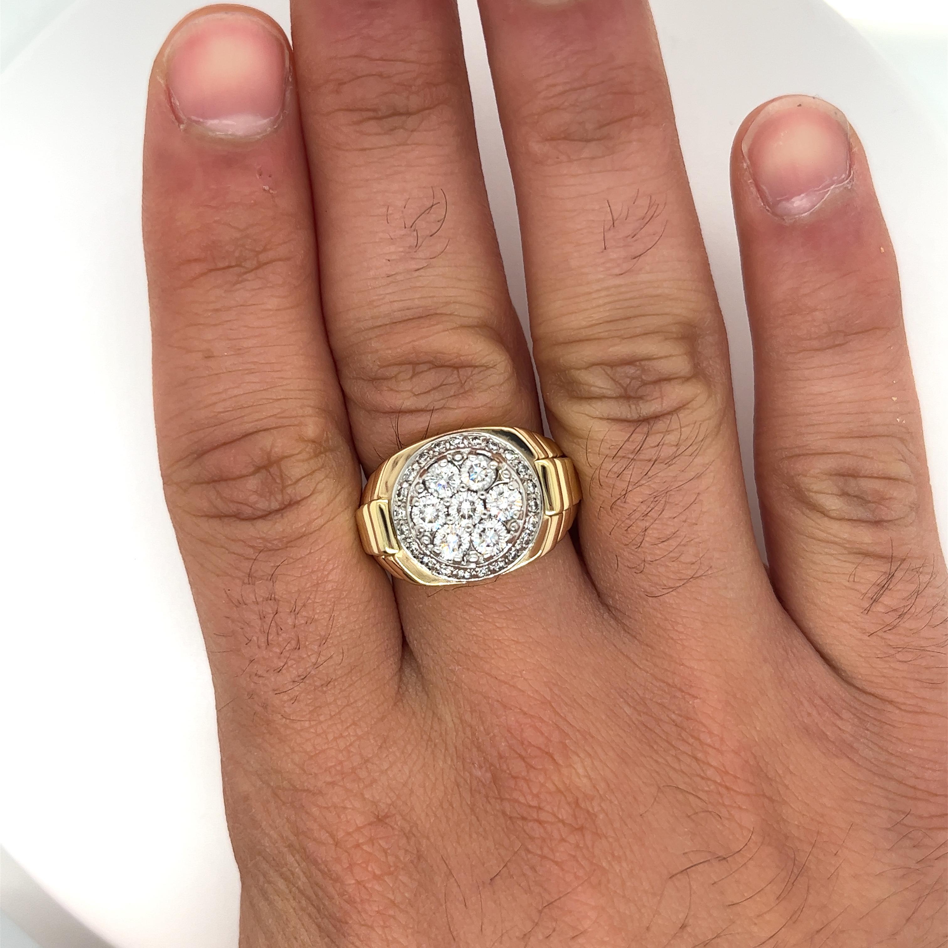 Round Natural Diamond Cluster Mens Ring in 18K Gold Ribbed Shank In Excellent Condition In Miami, FL